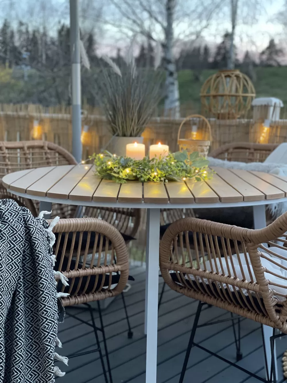 Completo bistrot in rattan sintetico 2 posti - Set da esterni resistente con tonalità naturale Tropea | Beliani Design II - Prezzo accessibile per giardino e terrazzo