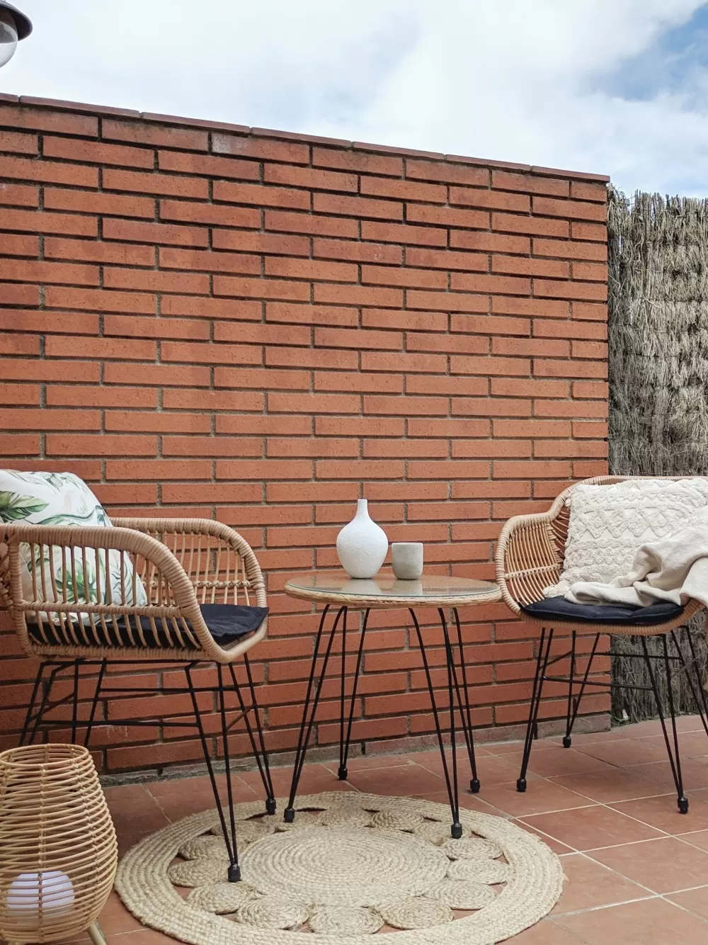 Completo bistrot in rattan sintetico 2 posti - Set da esterni resistente con tonalità naturale Tropea | Beliani Design II - Prezzo accessibile per giardino e terrazzo