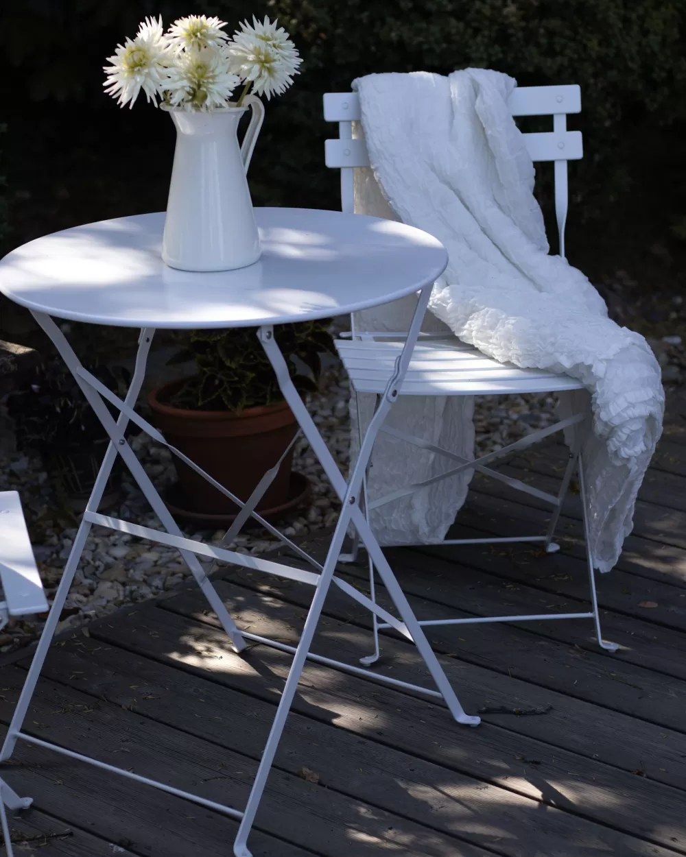 Elegante Set Bistrot da Esterno per 2 Persone in Acciaio Bianco con Motivo Floreale - Beliani Fiori