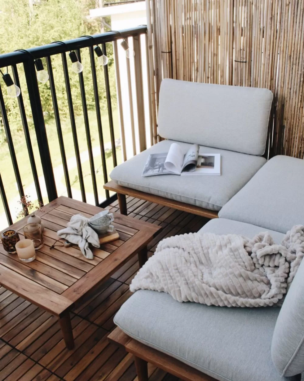 Divano da Esterno Beliani in Acacia Chiaro - Set 4 Posti con Cuscini Grigio Frascati, Design Resistente agli Agenti Atmosferici per Giardino o Terrazza