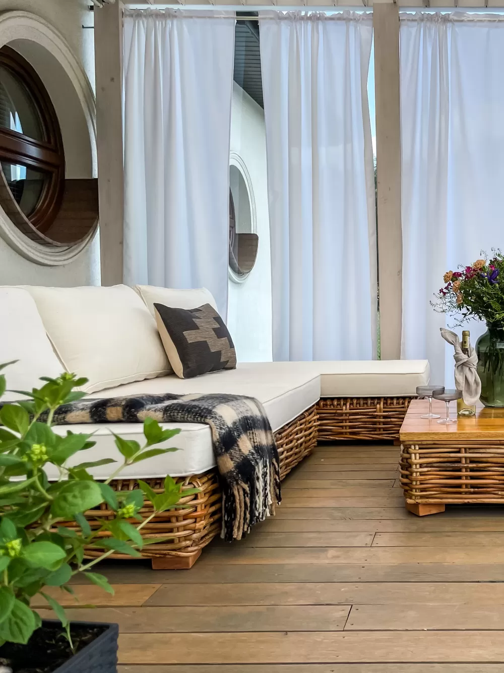 Completo set relax in vimini da 4 posti per esterni - tonalità naturali Varallo con bracciolo sinistro