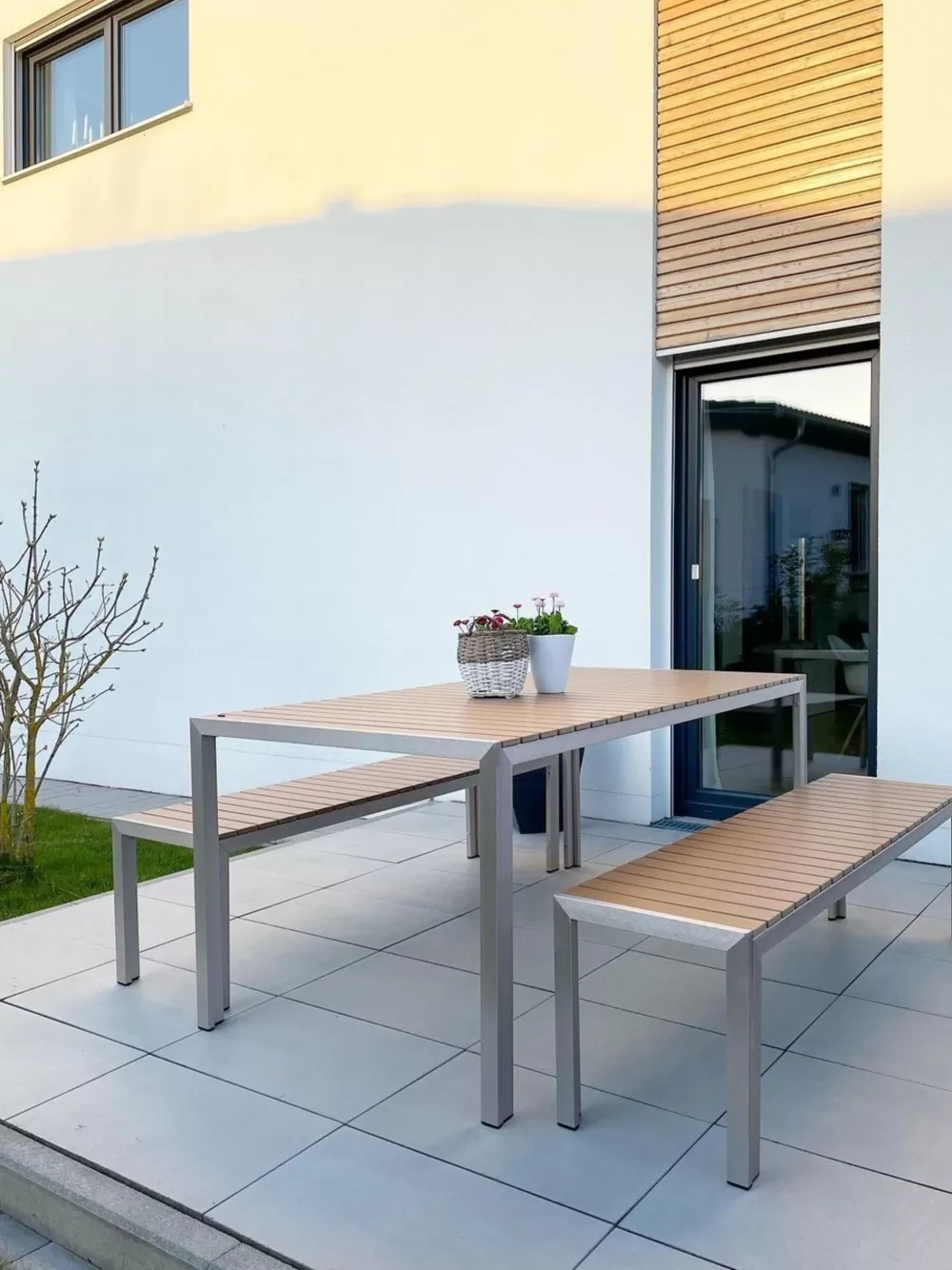 Offerta Beliani - Tavolo da Giardino in Alluminio con Sedute in Legno Chiaro per 6 Personi, Stile Nardo
