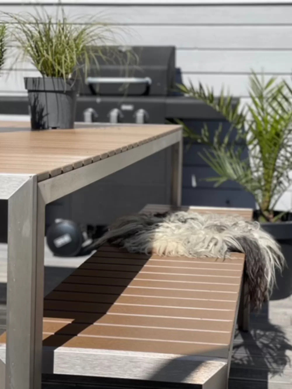 Offerta Beliani - Tavolo da Giardino in Alluminio con Sedute in Legno Chiaro per 6 Personi, Stile Nardo