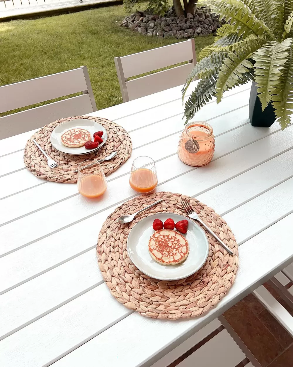 Set da esterno Beliani per 6 persone - Tavolo in alluminio bianco con sedute integrate, design resistente e stile moderno (serie Vernio)