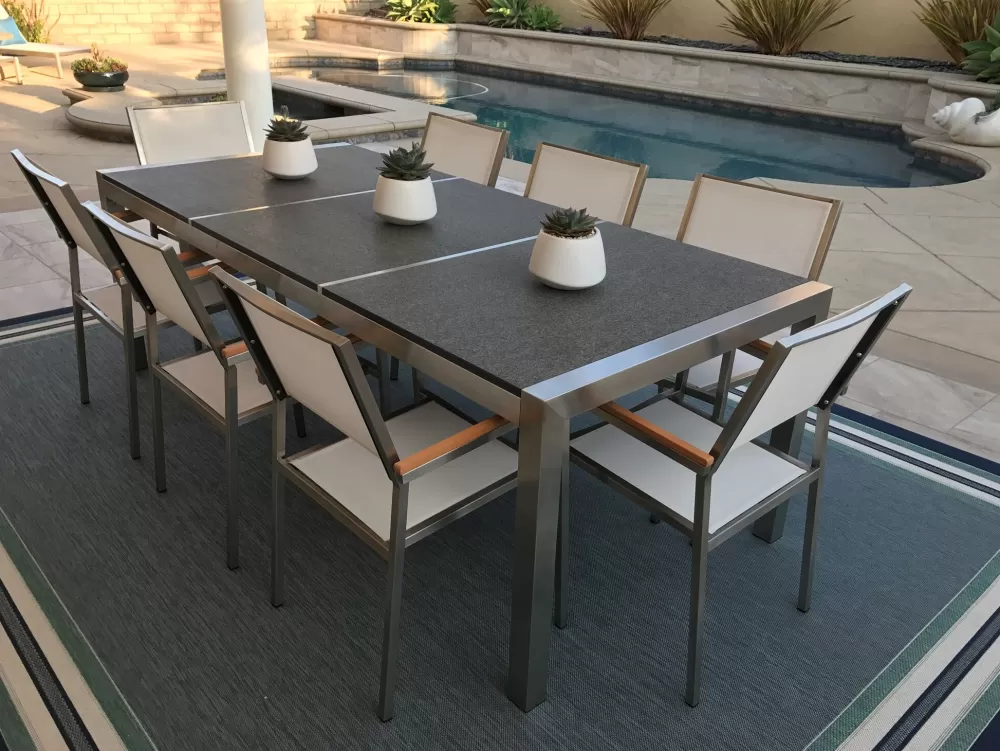 Set da pranzo esterno Beliani per 8 persone con sedute comode, piano in granito lavorato e tessuti resistenti - Design moderno in tinta nero/bianco, collezione Grosseto