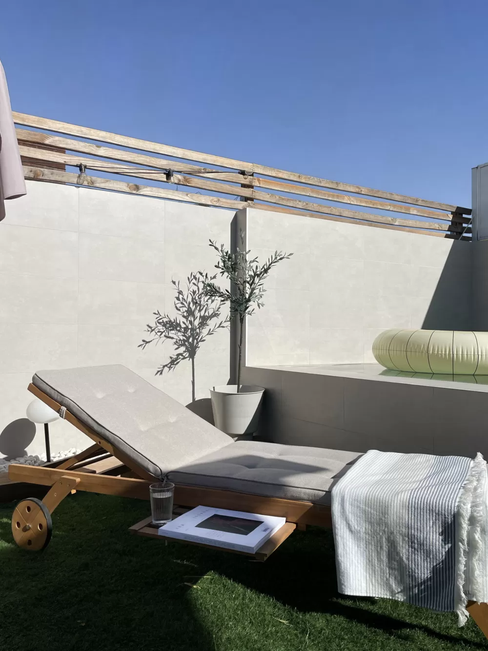 Cuscini Ergonomici per Lettini da Sole Beliani - Rivestimento in Tessuto Sabbia, Design Elegante Cesana per Relax Totale