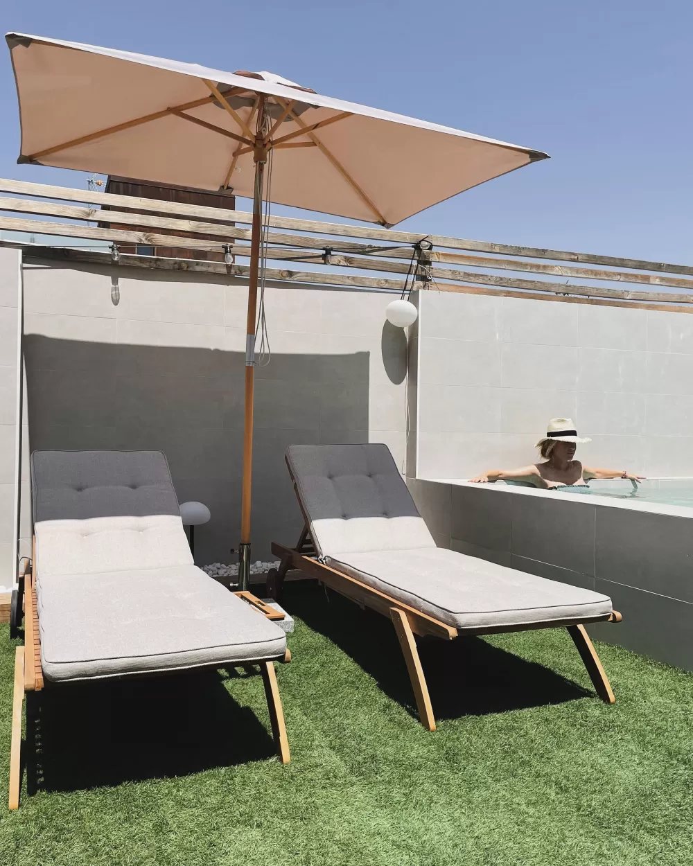 Cuscini Ergonomici per Lettini da Sole Beliani - Rivestimento in Tessuto Sabbia, Design Elegante Cesana per Relax Totale