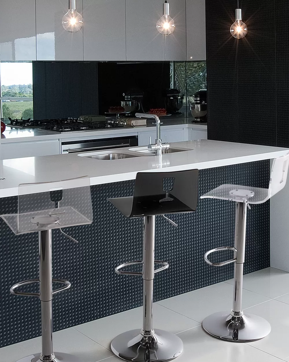 Beliani - Coppia di 2 Sgabelli da Bar Moderni in Plastica, Design Scandi Bianco Puro - Ideali per Spazi Contemporanei