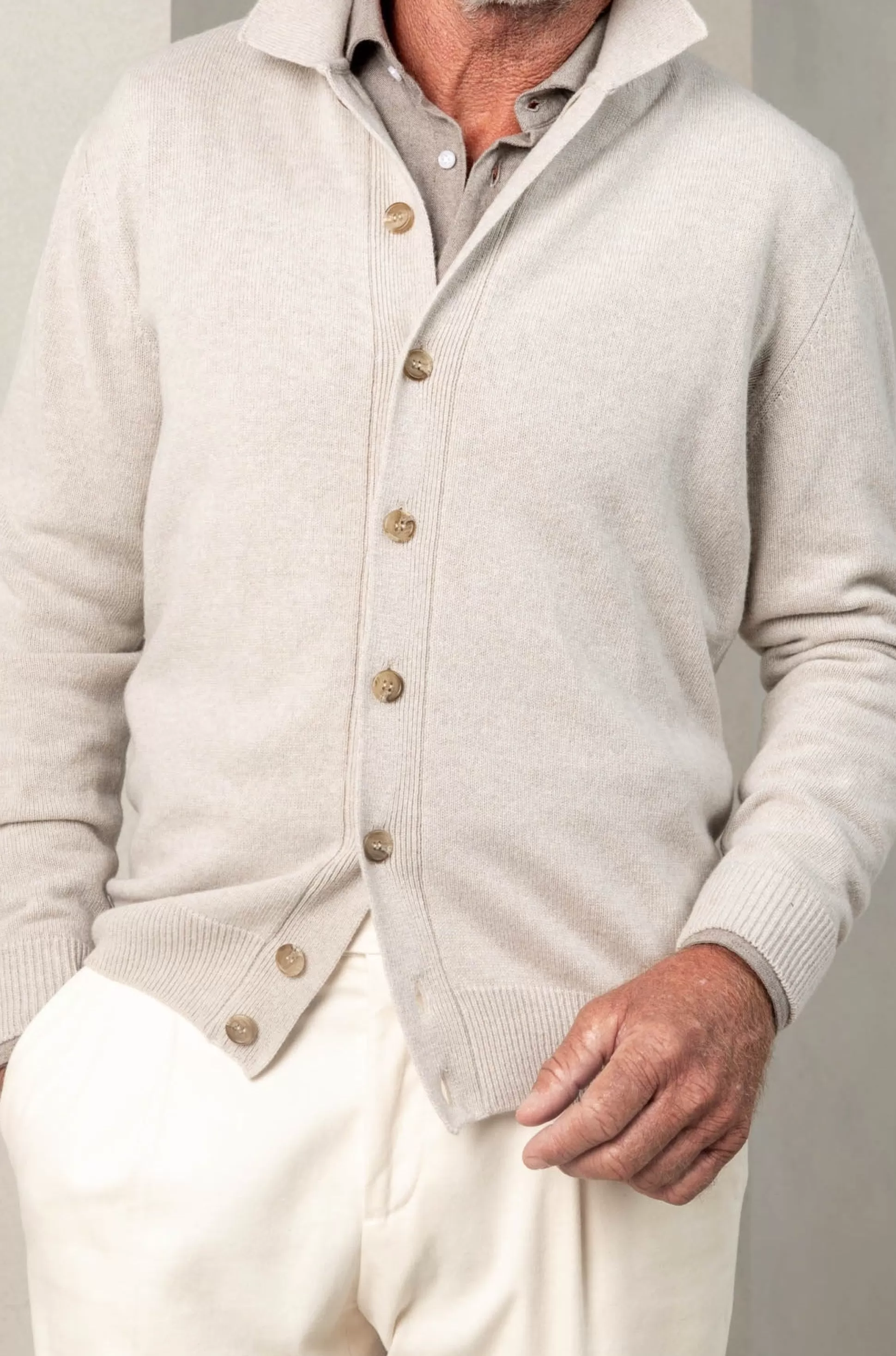 Cardigan Beige Artigianale in Lana Pura: Eleganza Italiana Firmata Pini Parma | Autunno 2023