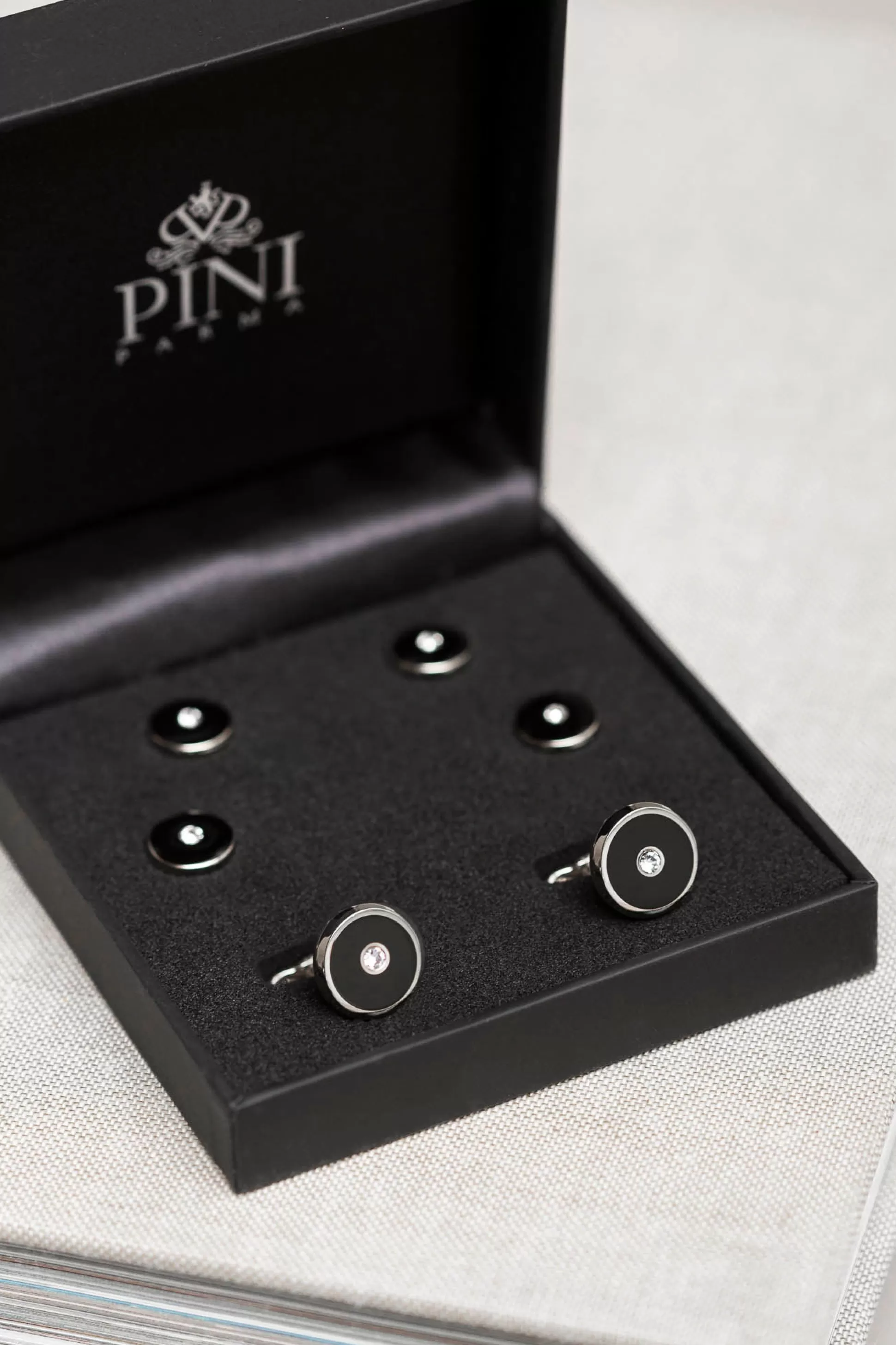 Pini Parma: Completo Gemme da Smoking con Cristalli Swarovski - Fatto a Mano in Italia (Edizione Limitata)

：，
