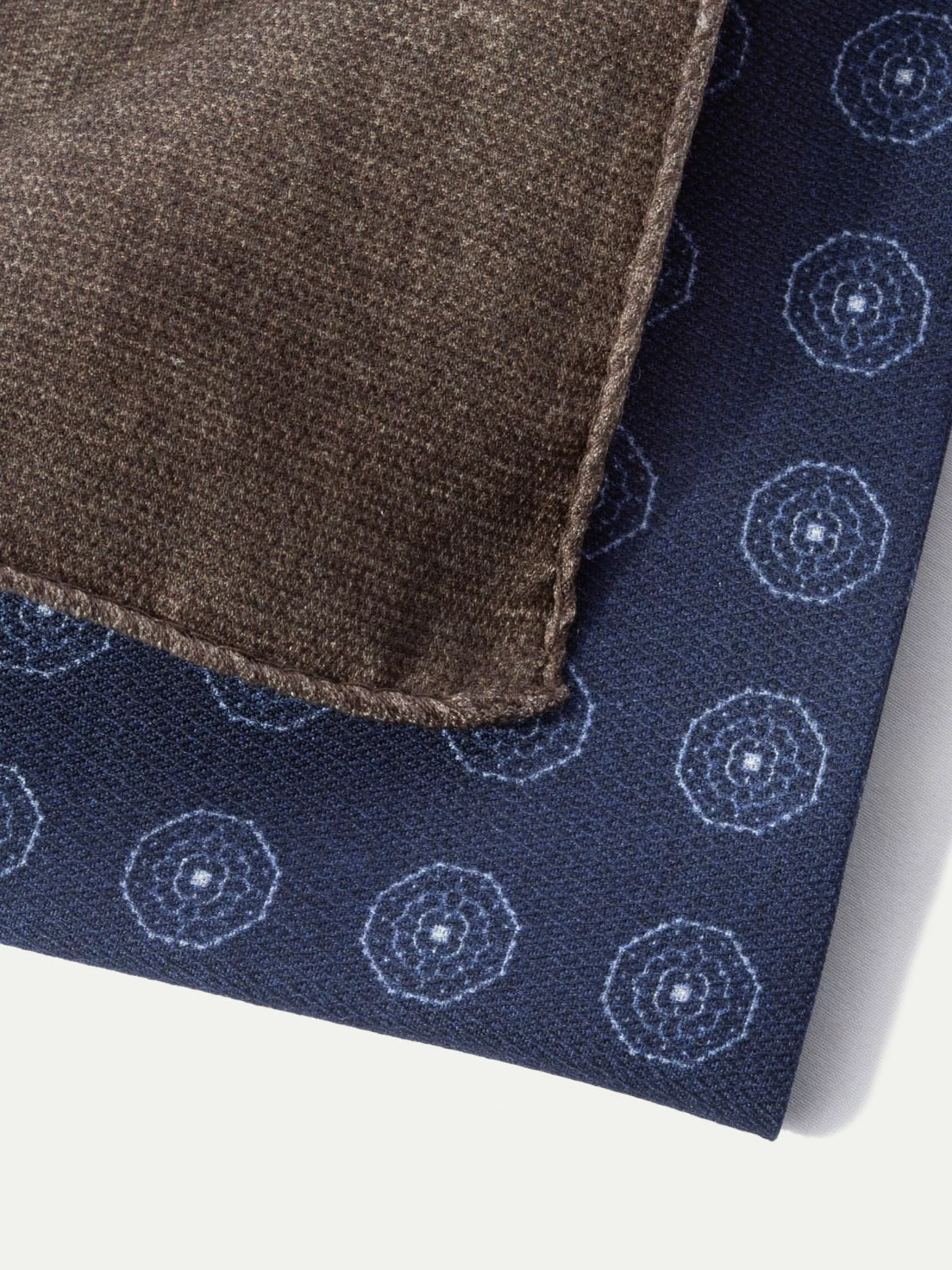 Fazzoletto da Taschino Reversibile Blu e Marrone - Artigianalità Italiana | Pini Parma Collezione Elegante 

Alternativa con descrizione più calorosa:
Pini Parma - Foulard da Taschino Doppia Faccia in Seta, Sfumature Eleganti dal Blu al Caffè, Fatto a Mano in Italia 

Versione con focus sull'artigianato:
Fazzoletto Reversibile di Seta Pregiata - Blu Notte e Tonachi Classici, Creazione Artigianale Milanese | Eccellenza Pini Parma 

Opzione minimalista con dettagli sensoriali:
Setificio Italiano - Doppio Foulard Taschino in Seta Jacquard, Colori Cangianti Blu e Marrone per Uno Stile Ricercato 

Variante poetica con richiamo geografico:
Eleganza Senza Tempo - Fazzoletto Reversibile Artigianale con Trama a Due Volti, Blu Po e Terra di Siena - Manifattura Lombarda Pini Parma