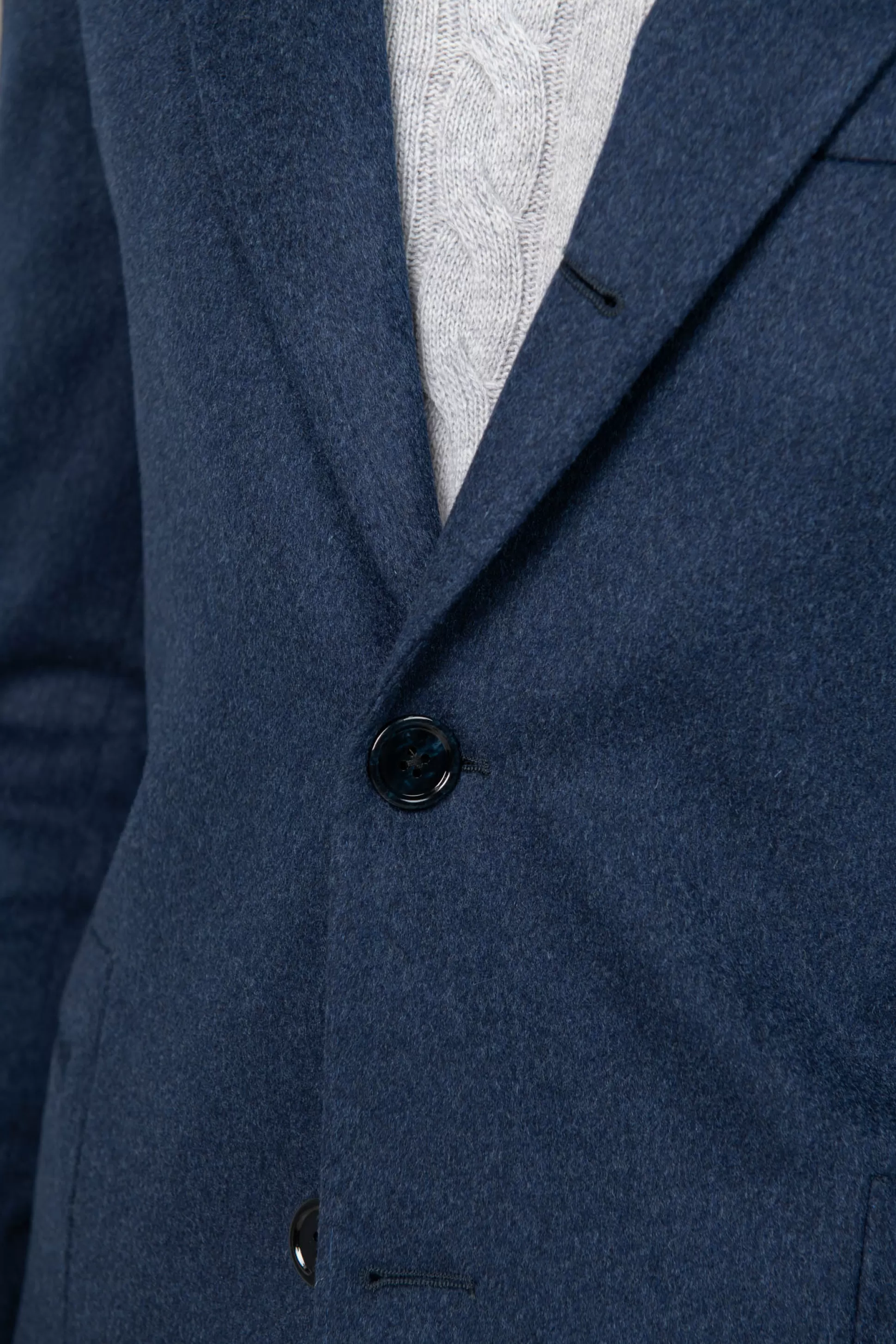 Giacca Blu in Pregiata Lana Loro Piana - Prodotto Artigianalmente in Italia | Scopri l'Offerta Esclusiva Pini Parma

（：，，