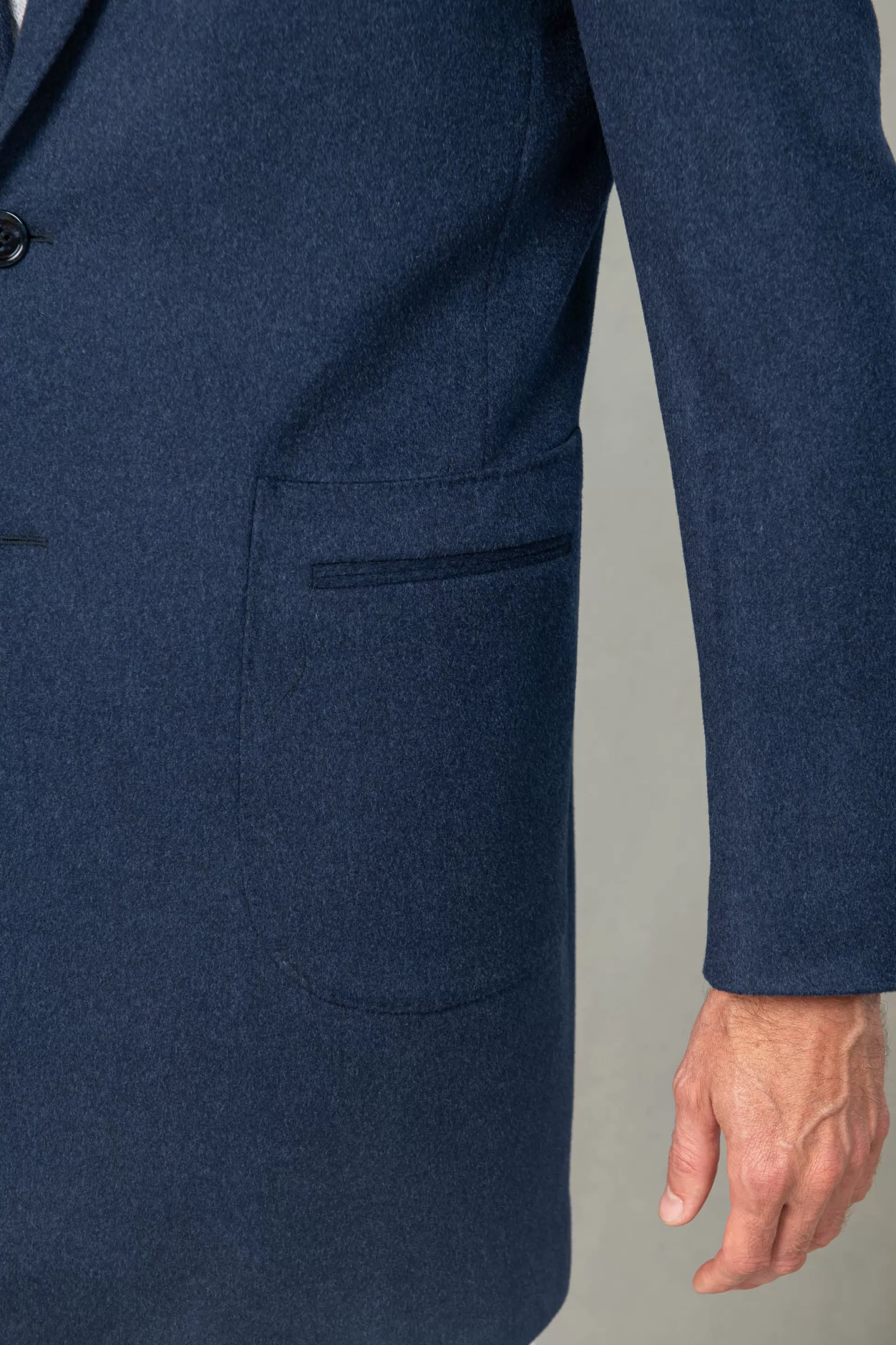 Giacca Blu in Pregiata Lana Loro Piana - Prodotto Artigianalmente in Italia | Scopri l'Offerta Esclusiva Pini Parma

（：，，