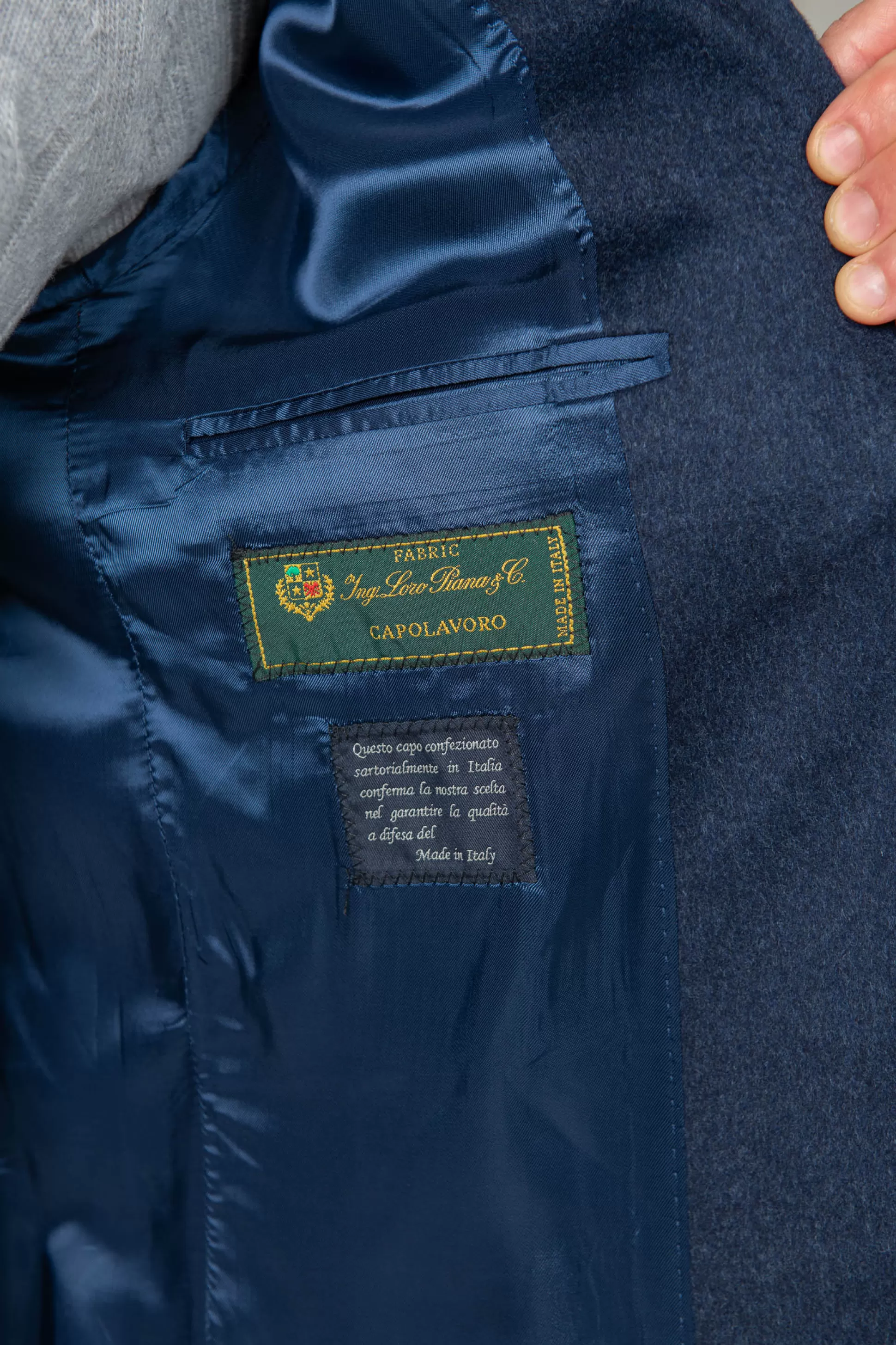 Giacca Blu in Pregiata Lana Loro Piana - Prodotto Artigianalmente in Italia | Scopri l'Offerta Esclusiva Pini Parma

（：，，