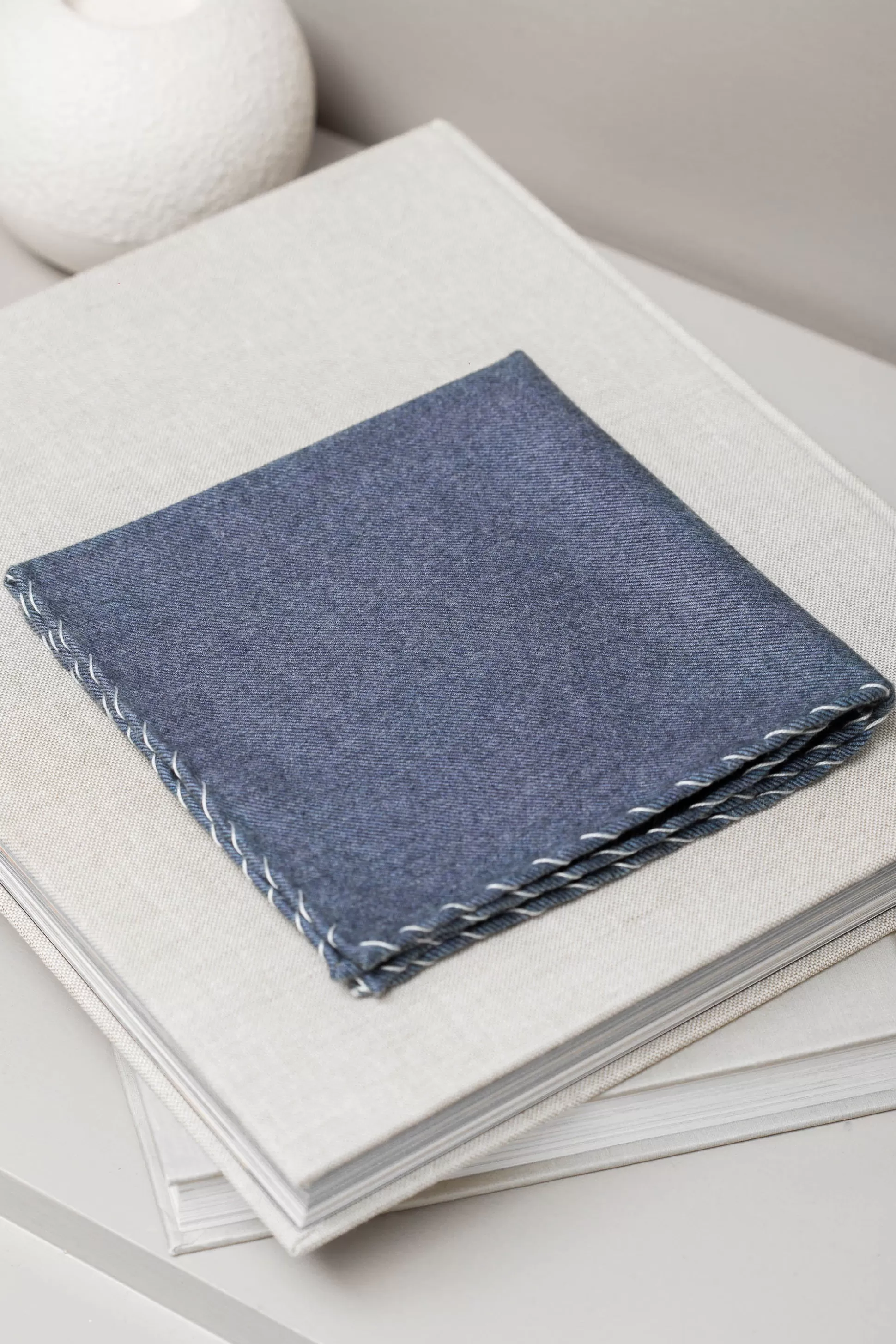 Pini Parma - Fazzoletto da Taschino in Morbido Cotone Flanella Blu con Bordi Bianchi - Artigianato Italiano