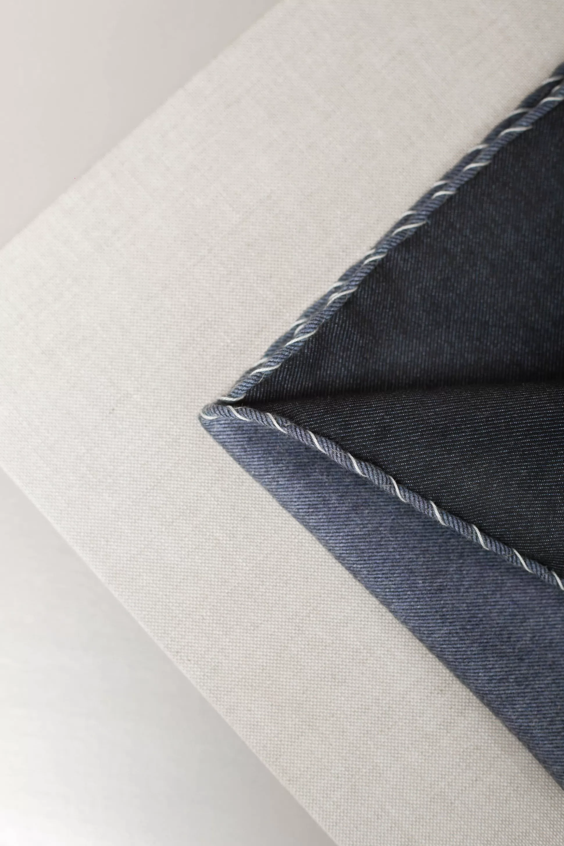 Pini Parma - Fazzoletto da Taschino in Morbido Cotone Flanella Blu con Bordi Bianchi - Artigianato Italiano