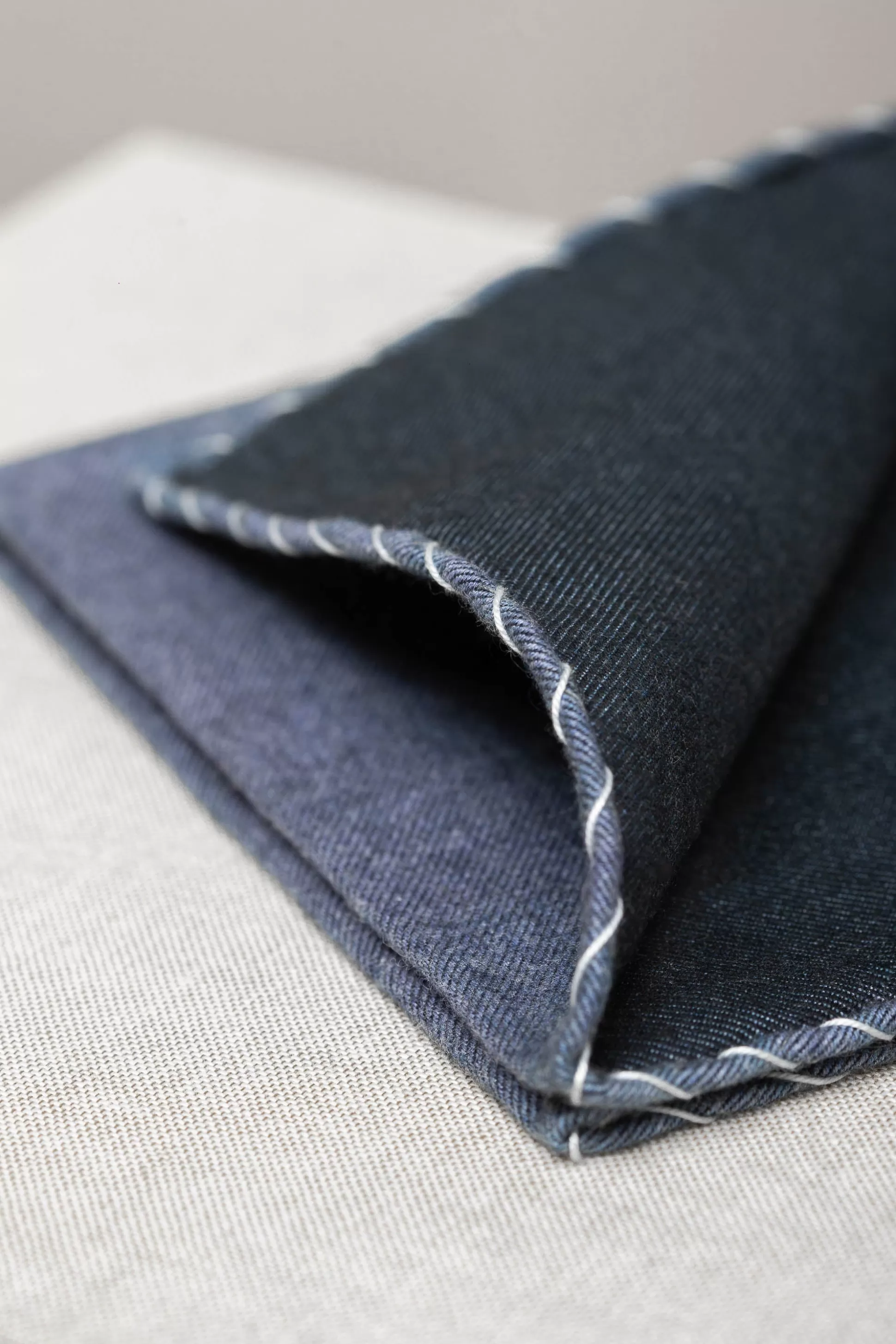 Pini Parma - Fazzoletto da Taschino in Morbido Cotone Flanella Blu con Bordi Bianchi - Artigianato Italiano