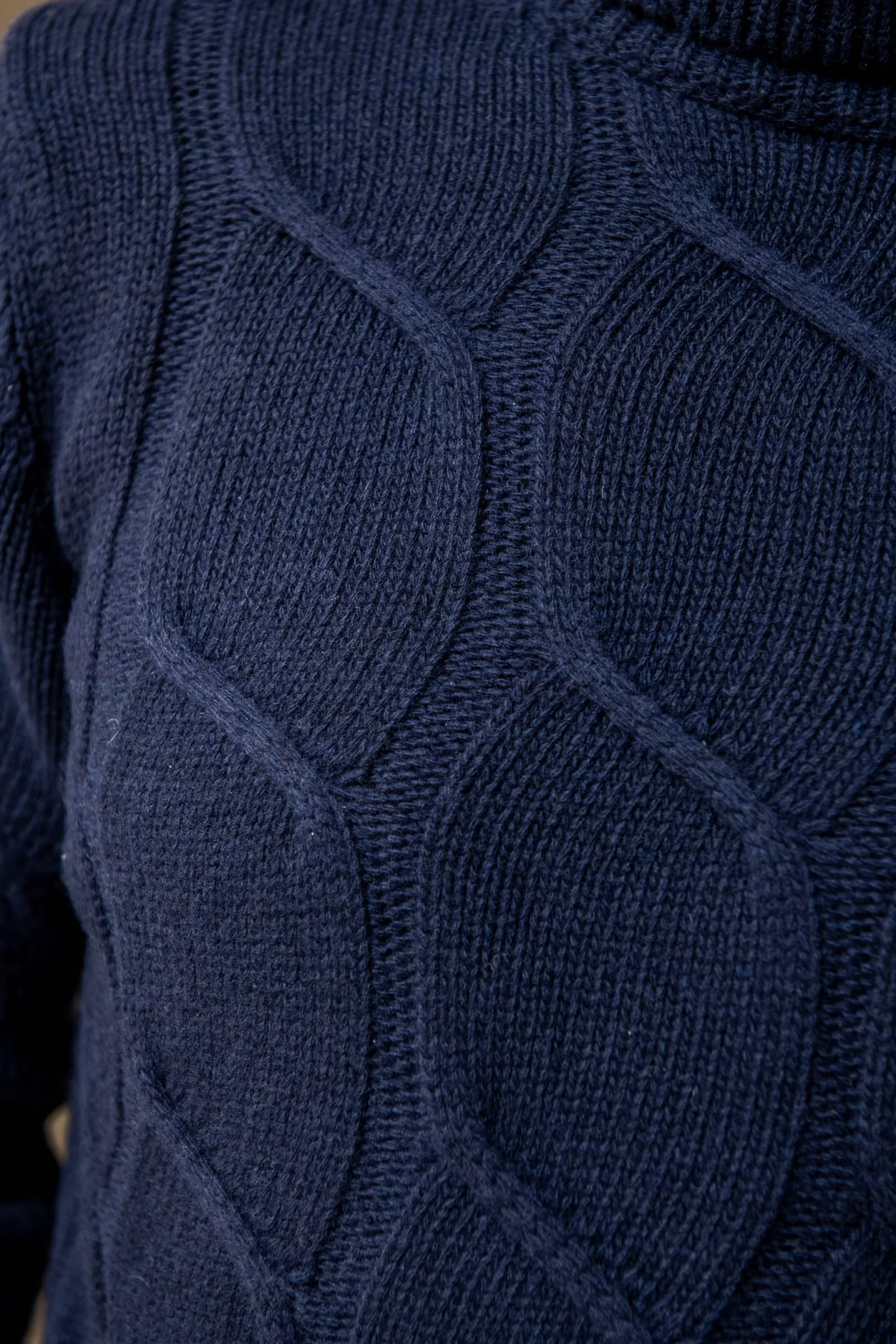 Maglia Invernale in Cashmere Jacquard - Intreccio Artigianale con Motivo Geometrico | Fatto a Mano in Italia | Offerta Esclusiva Pini Parma  

Dolcevita Blu con Trama Jacquard in Lana Cashmere - Prodotto Artigianalmente in Toscana | Edizione Limitata Autunno 2023  

Pullover Alto Collo Blu Elettrico - Intreccio Jacquard e Fibre Nobili | Produzione Artigianale Italiana | Promozione Breve Pini Parma  

Maglione a Collo Alto Blu Notte - Tessuto Jacquard con Dettagli Cashmere | Realizzato a Mano in Italia | Offerta Stagionale Pini Parma  

Dolcevita Invernale - Trama Jacquard in Fibra Cashmere | Blu Marino con Rifiniture Artigianali | Collezione Autunnale Made in Italy | Pini Parma Promo  

Calda e Raffinata Maglia Alta con Collo - Jacquard Blu e Fibra Cashmere | Prodotto in Atelier Italiani | Promozione Limitata Pini Parma  

Intimo Capo Invernale - Jacquard Artigianale su Tinta Blu Oltremare | Cashmere Italiano e Lavorazione a Mano | Offerta Pini Parma Solo Online