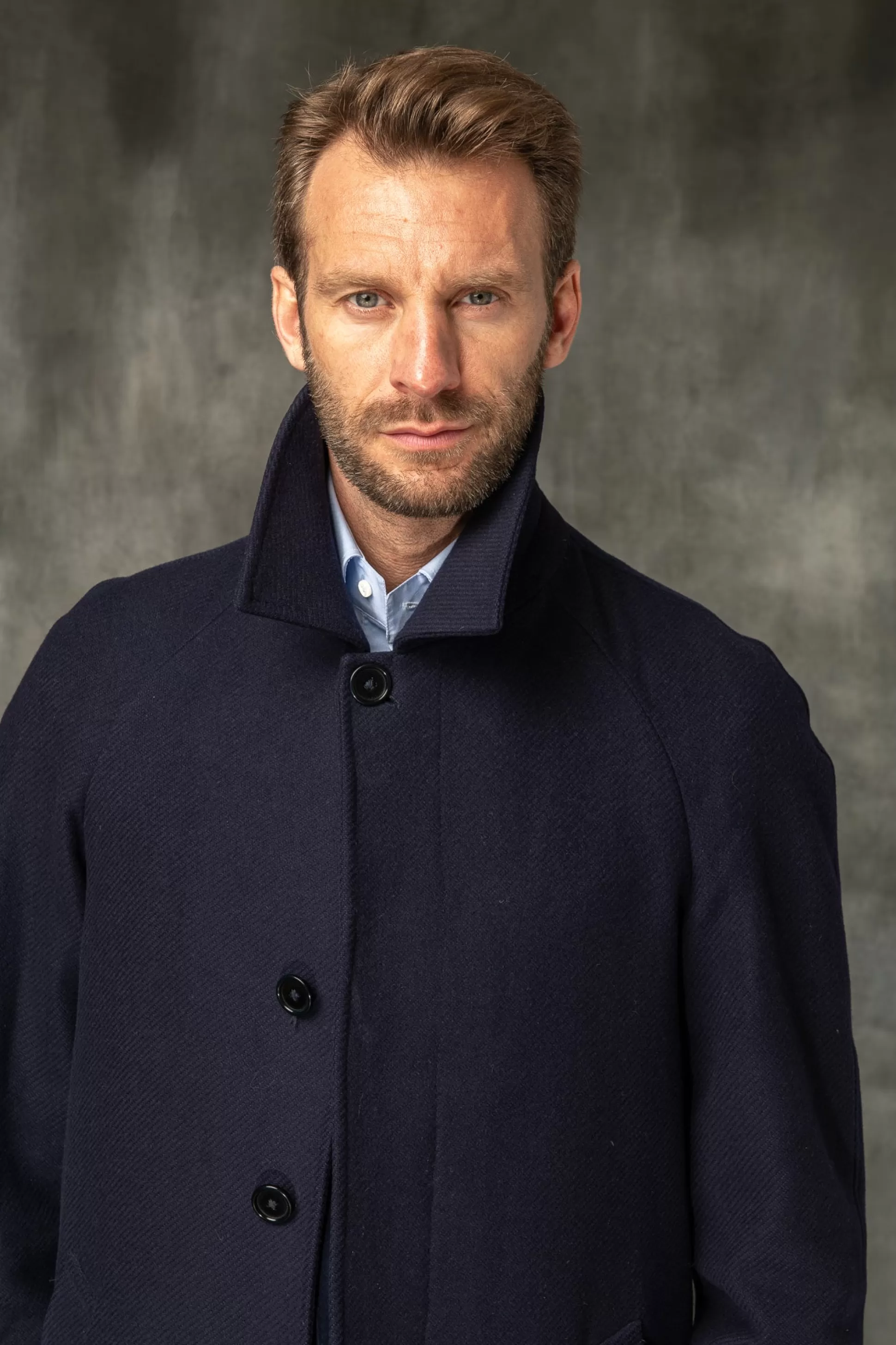 Pini Parma: Cappotto Raglan in Pura Lana Loro Piana – Prodotto in Italia, Prezzo Accessibile  

Design Classico con Maniche Raglan – Tessuto Pregiato Loro Piana – Confezione Artigianale Italiana  

Cappotto Blu di Pini Parma – Lana Luxury Made in Italy, Taglio Confortevole ed Eleganza Senza Tempo