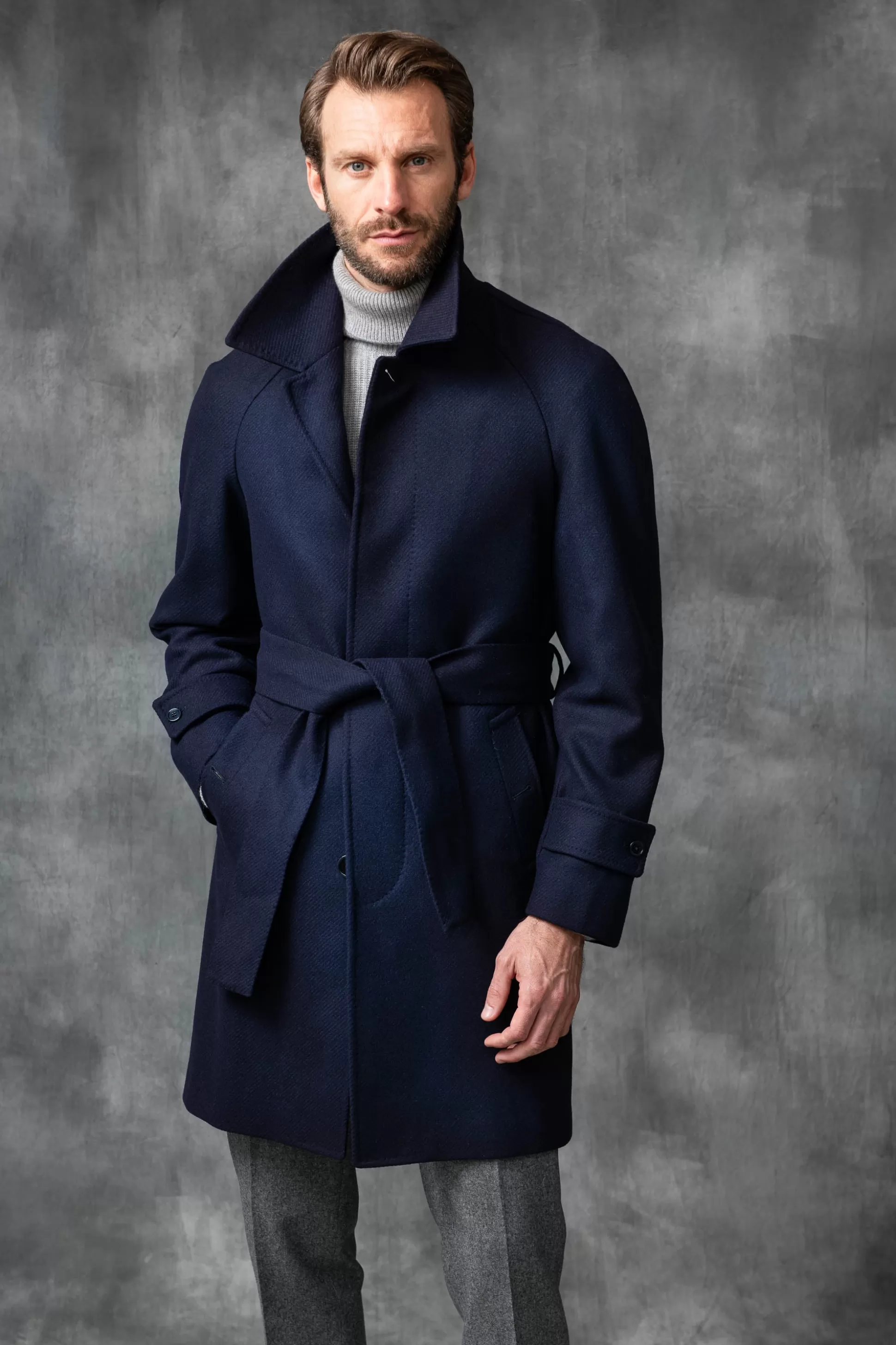 Pini Parma: Cappotto Raglan in Pura Lana Loro Piana – Prodotto in Italia, Prezzo Accessibile  

Design Classico con Maniche Raglan – Tessuto Pregiato Loro Piana – Confezione Artigianale Italiana  

Cappotto Blu di Pini Parma – Lana Luxury Made in Italy, Taglio Confortevole ed Eleganza Senza Tempo