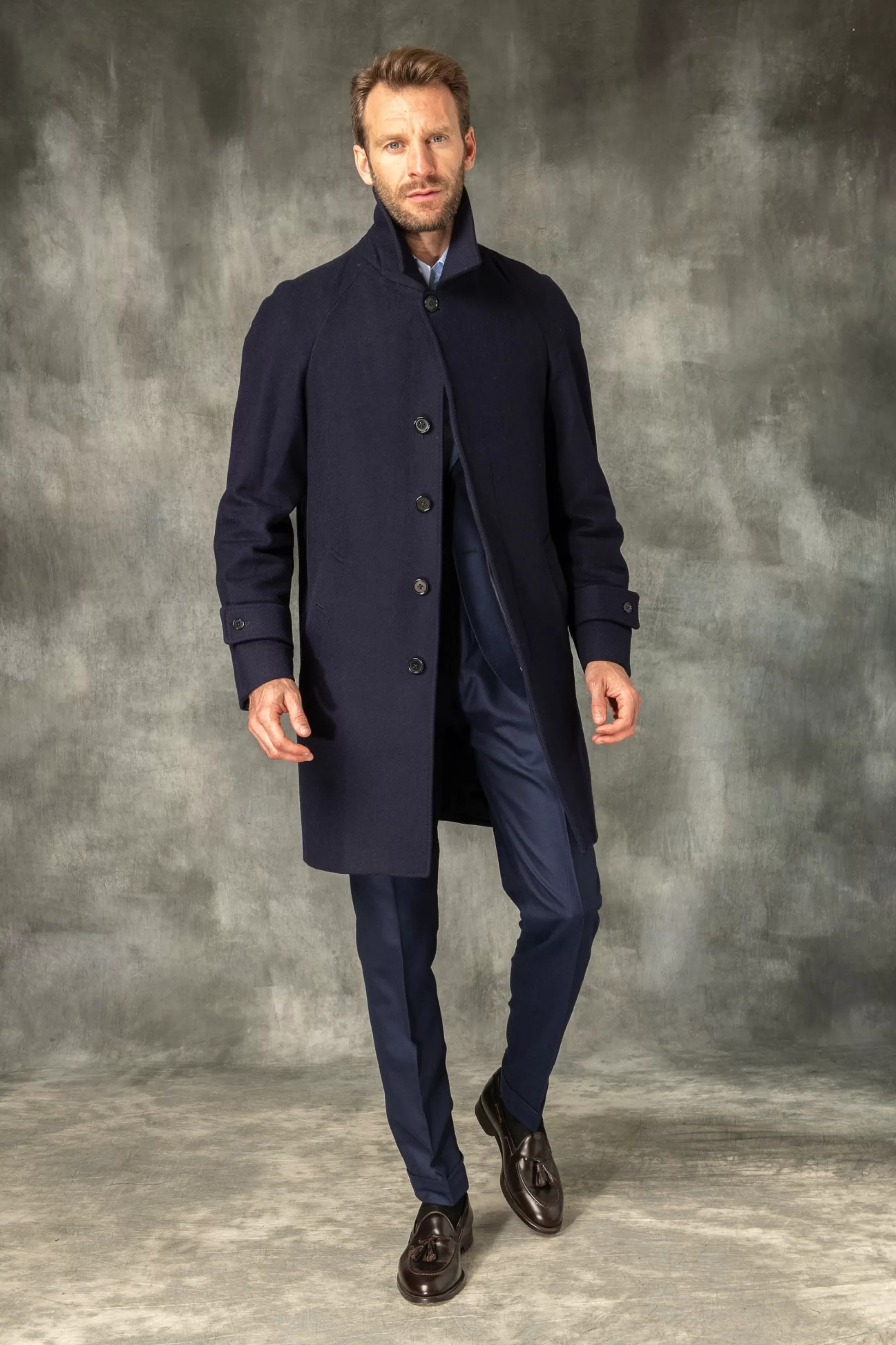 Pini Parma: Cappotto Raglan in Pura Lana Loro Piana – Prodotto in Italia, Prezzo Accessibile  

Design Classico con Maniche Raglan – Tessuto Pregiato Loro Piana – Confezione Artigianale Italiana  

Cappotto Blu di Pini Parma – Lana Luxury Made in Italy, Taglio Confortevole ed Eleganza Senza Tempo