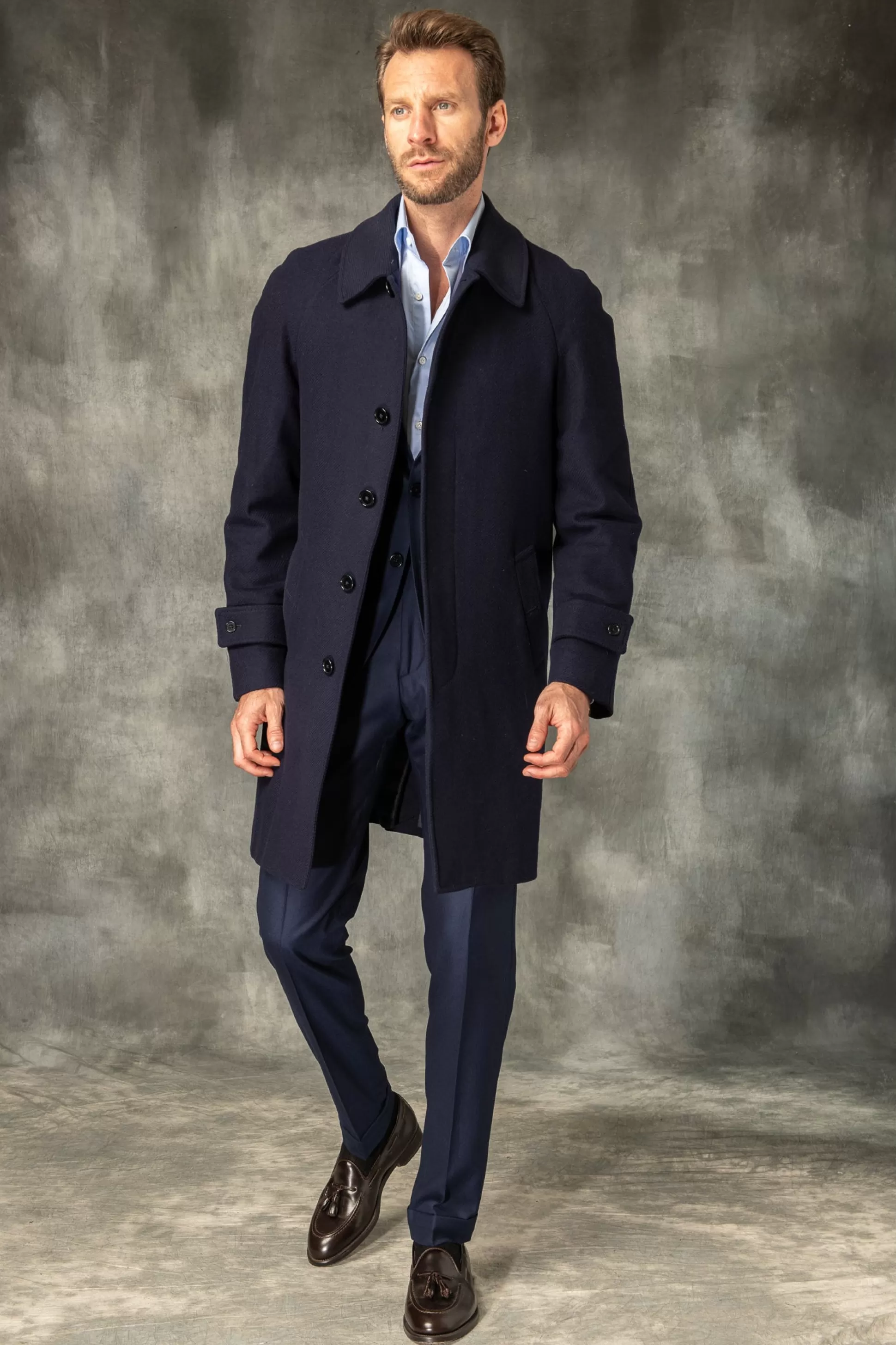 Pini Parma: Cappotto Raglan in Pura Lana Loro Piana – Prodotto in Italia, Prezzo Accessibile  

Design Classico con Maniche Raglan – Tessuto Pregiato Loro Piana – Confezione Artigianale Italiana  

Cappotto Blu di Pini Parma – Lana Luxury Made in Italy, Taglio Confortevole ed Eleganza Senza Tempo