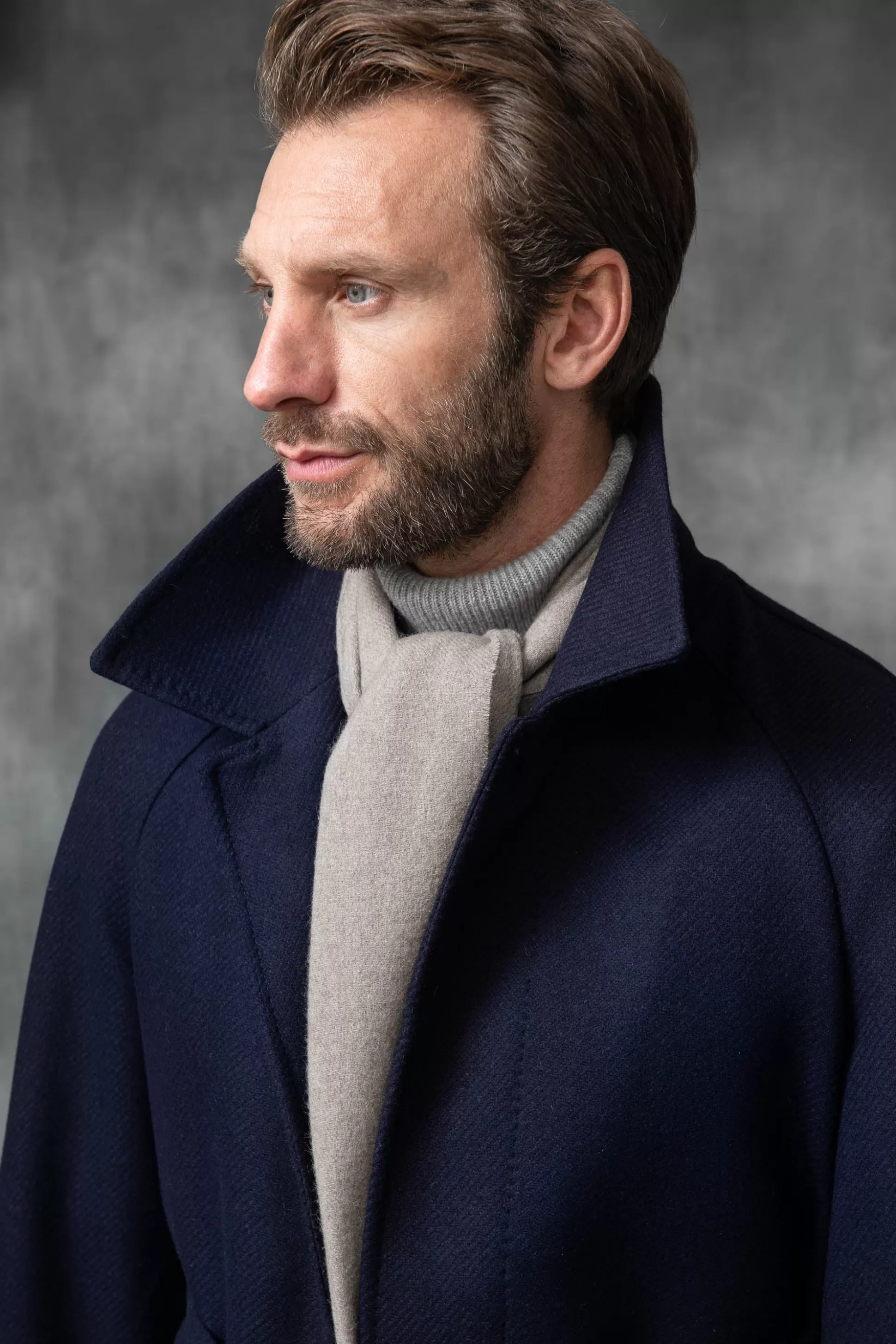 Pini Parma: Cappotto Raglan in Pura Lana Loro Piana – Prodotto in Italia, Prezzo Accessibile  

Design Classico con Maniche Raglan – Tessuto Pregiato Loro Piana – Confezione Artigianale Italiana  

Cappotto Blu di Pini Parma – Lana Luxury Made in Italy, Taglio Confortevole ed Eleganza Senza Tempo