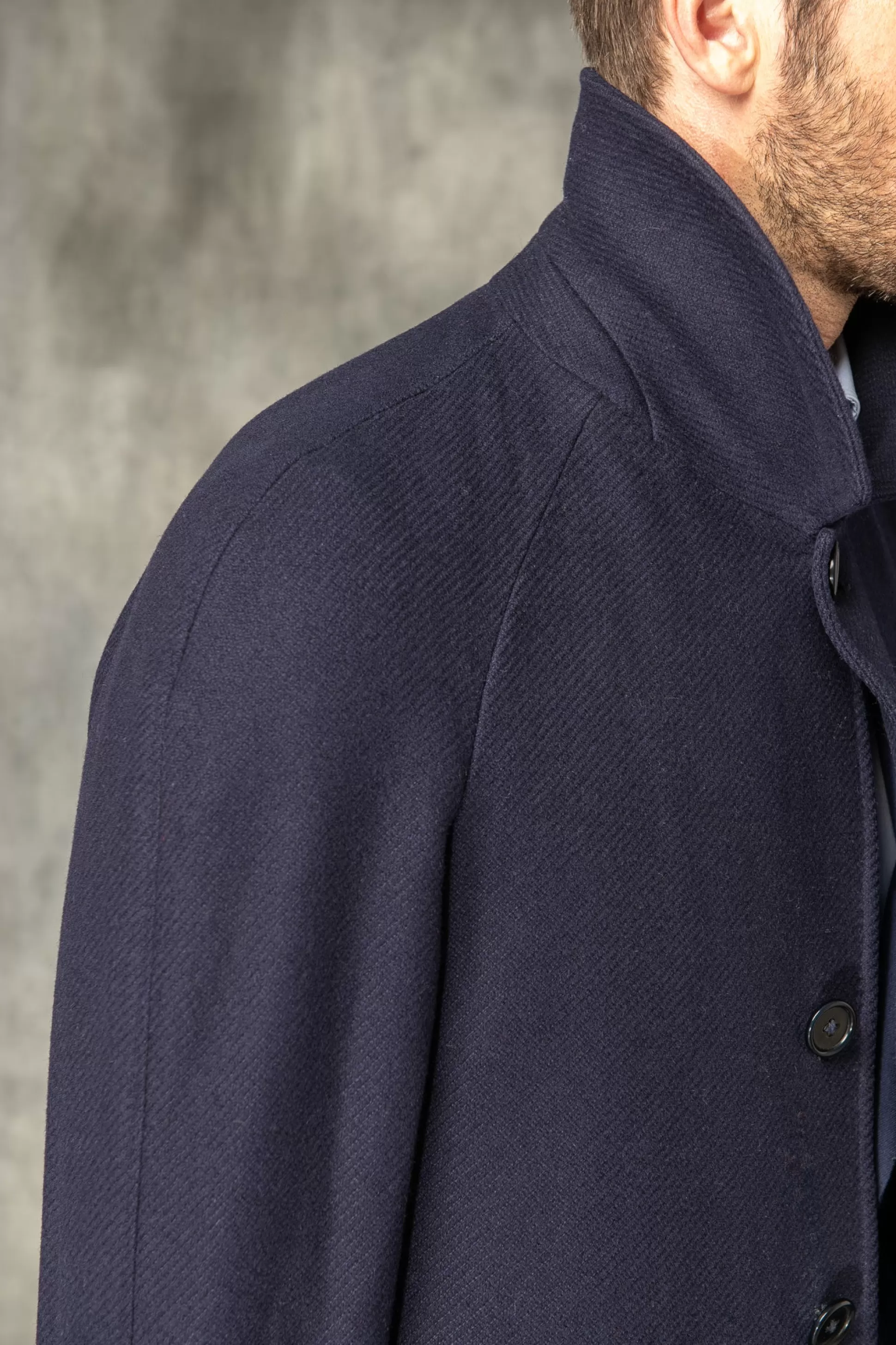 Pini Parma: Cappotto Raglan in Pura Lana Loro Piana – Prodotto in Italia, Prezzo Accessibile  

Design Classico con Maniche Raglan – Tessuto Pregiato Loro Piana – Confezione Artigianale Italiana  

Cappotto Blu di Pini Parma – Lana Luxury Made in Italy, Taglio Confortevole ed Eleganza Senza Tempo