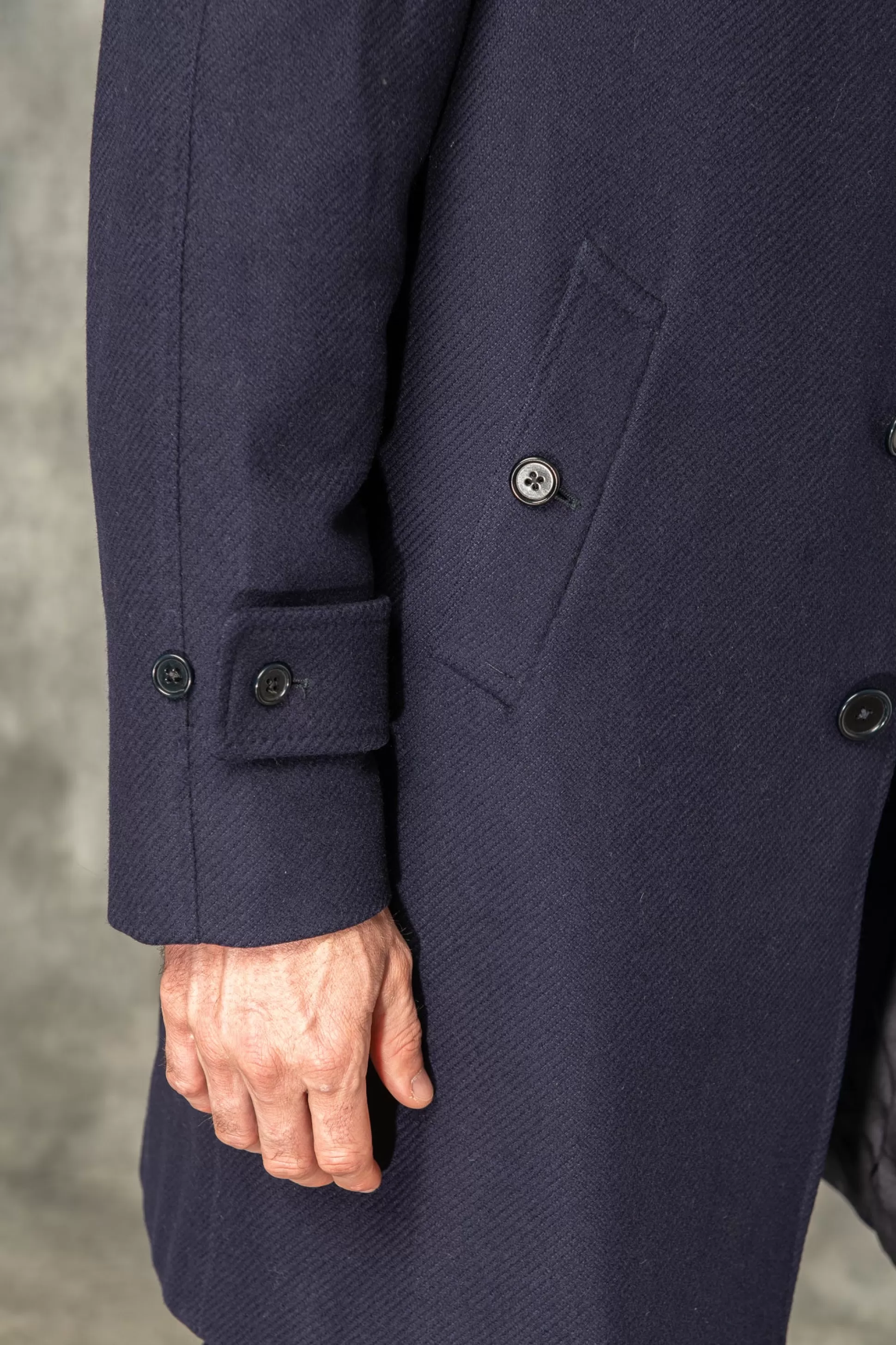 Pini Parma: Cappotto Raglan in Pura Lana Loro Piana – Prodotto in Italia, Prezzo Accessibile  

Design Classico con Maniche Raglan – Tessuto Pregiato Loro Piana – Confezione Artigianale Italiana  

Cappotto Blu di Pini Parma – Lana Luxury Made in Italy, Taglio Confortevole ed Eleganza Senza Tempo