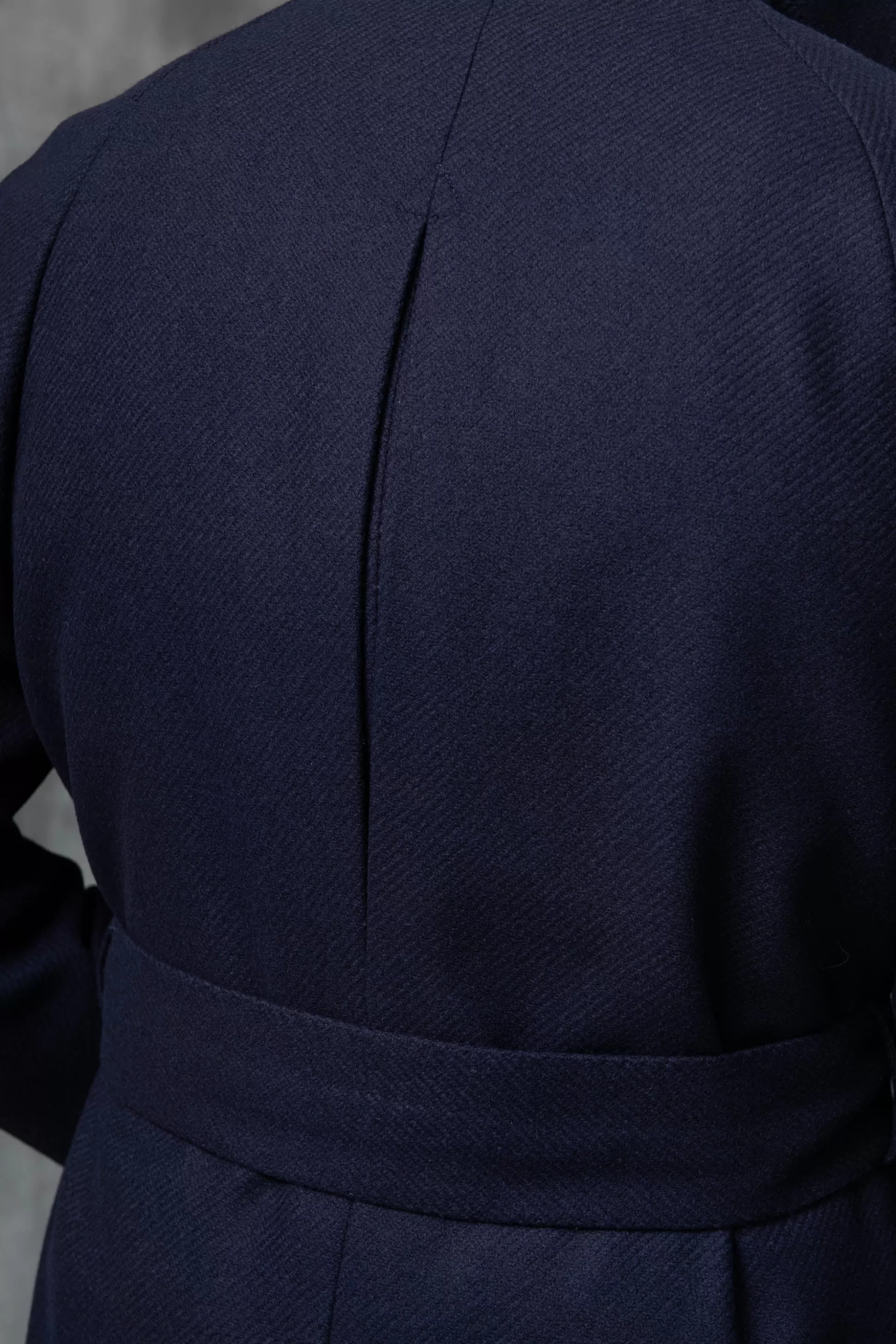 Pini Parma: Cappotto Raglan in Pura Lana Loro Piana – Prodotto in Italia, Prezzo Accessibile  

Design Classico con Maniche Raglan – Tessuto Pregiato Loro Piana – Confezione Artigianale Italiana  

Cappotto Blu di Pini Parma – Lana Luxury Made in Italy, Taglio Confortevole ed Eleganza Senza Tempo