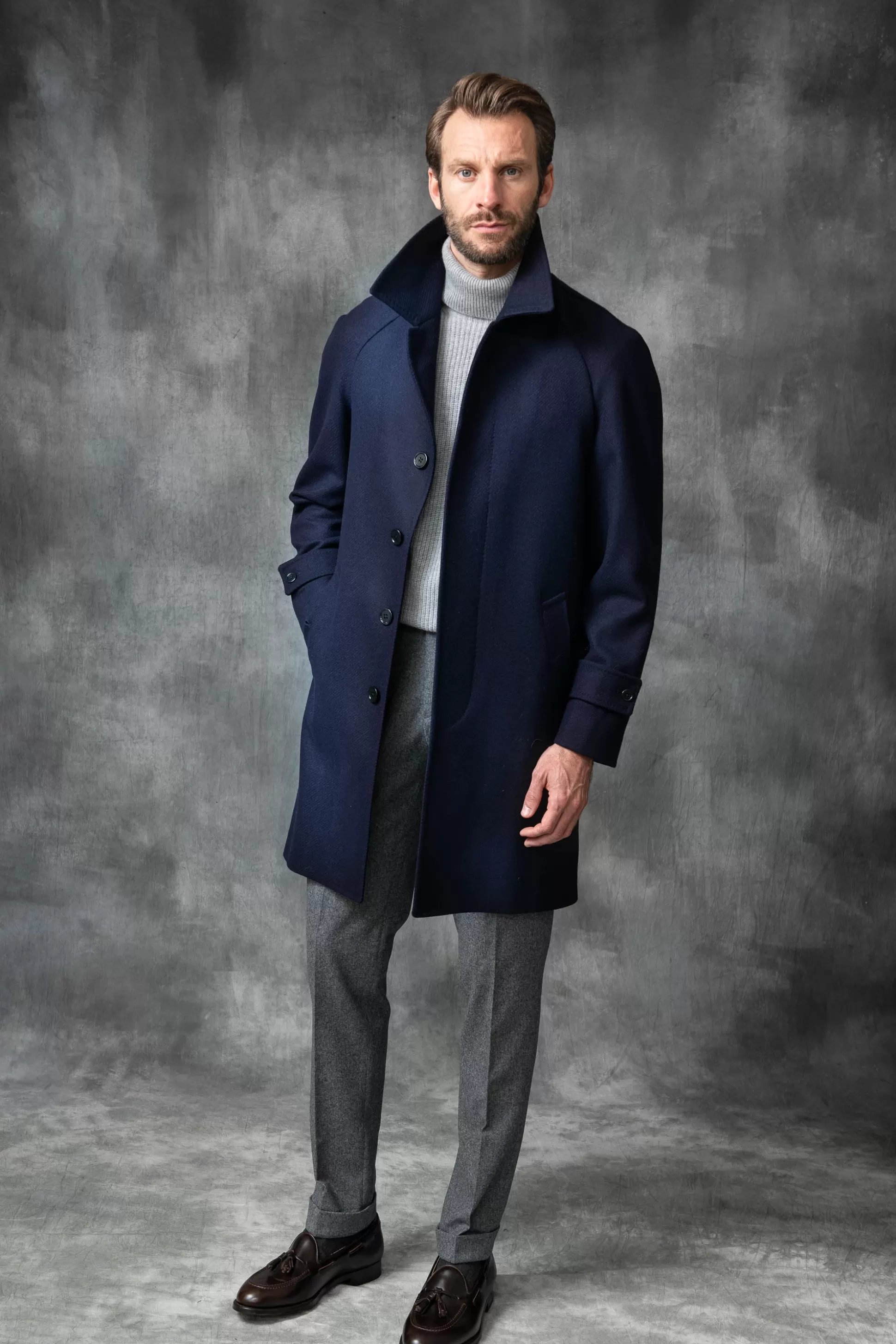 Pini Parma: Cappotto Raglan in Pura Lana Loro Piana – Prodotto in Italia, Prezzo Accessibile  

Design Classico con Maniche Raglan – Tessuto Pregiato Loro Piana – Confezione Artigianale Italiana  

Cappotto Blu di Pini Parma – Lana Luxury Made in Italy, Taglio Confortevole ed Eleganza Senza Tempo