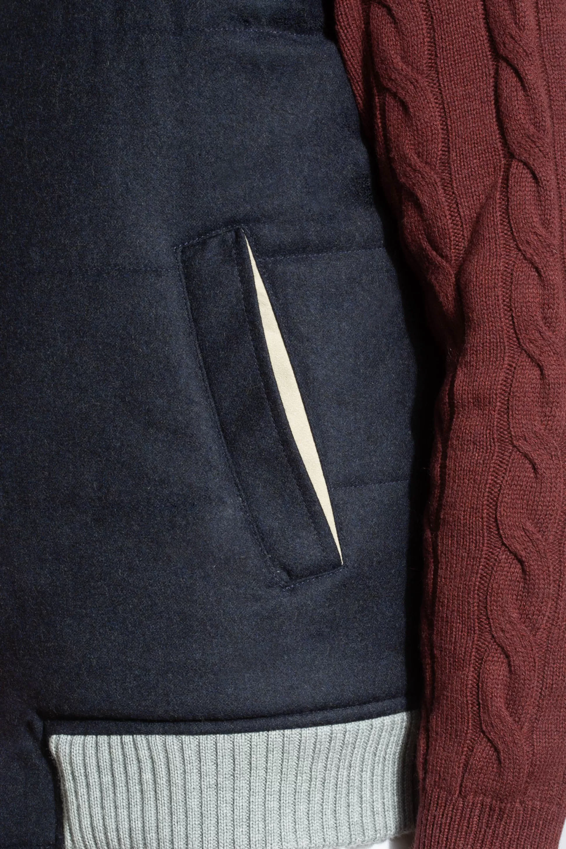 Giubbotto Elegante Blu con Zip Frontale in Lana Loro Piana - Tecnologia Impermeabile Rain System® - Prodotto Artigianalmente in Italia | Sconti Esclusivi Pini Parma