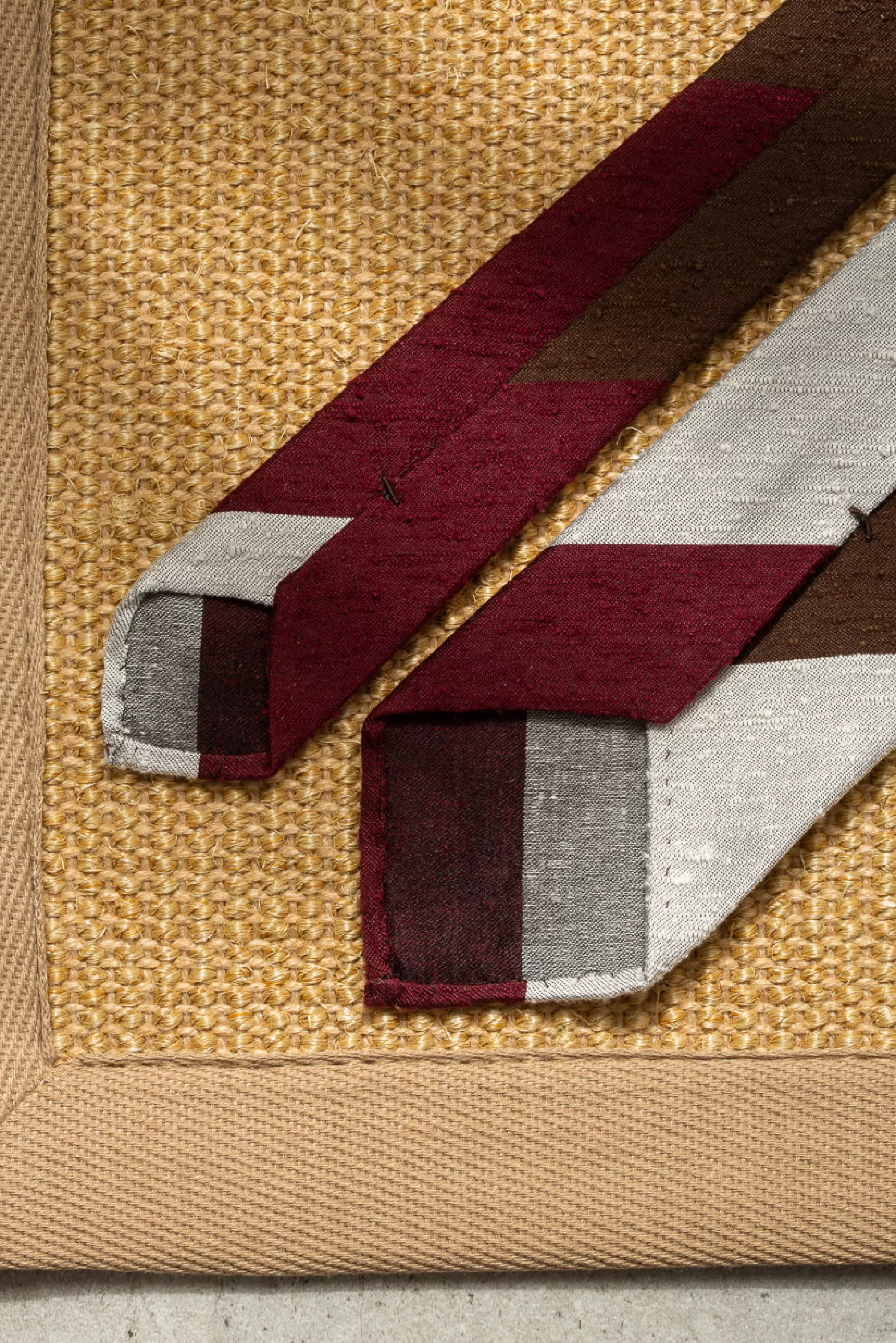 Cravatta Artigianale in Sciamto Borgogna e Marrone - Produzione Italiana | Edizione Limitata Pini Parma 

(：，