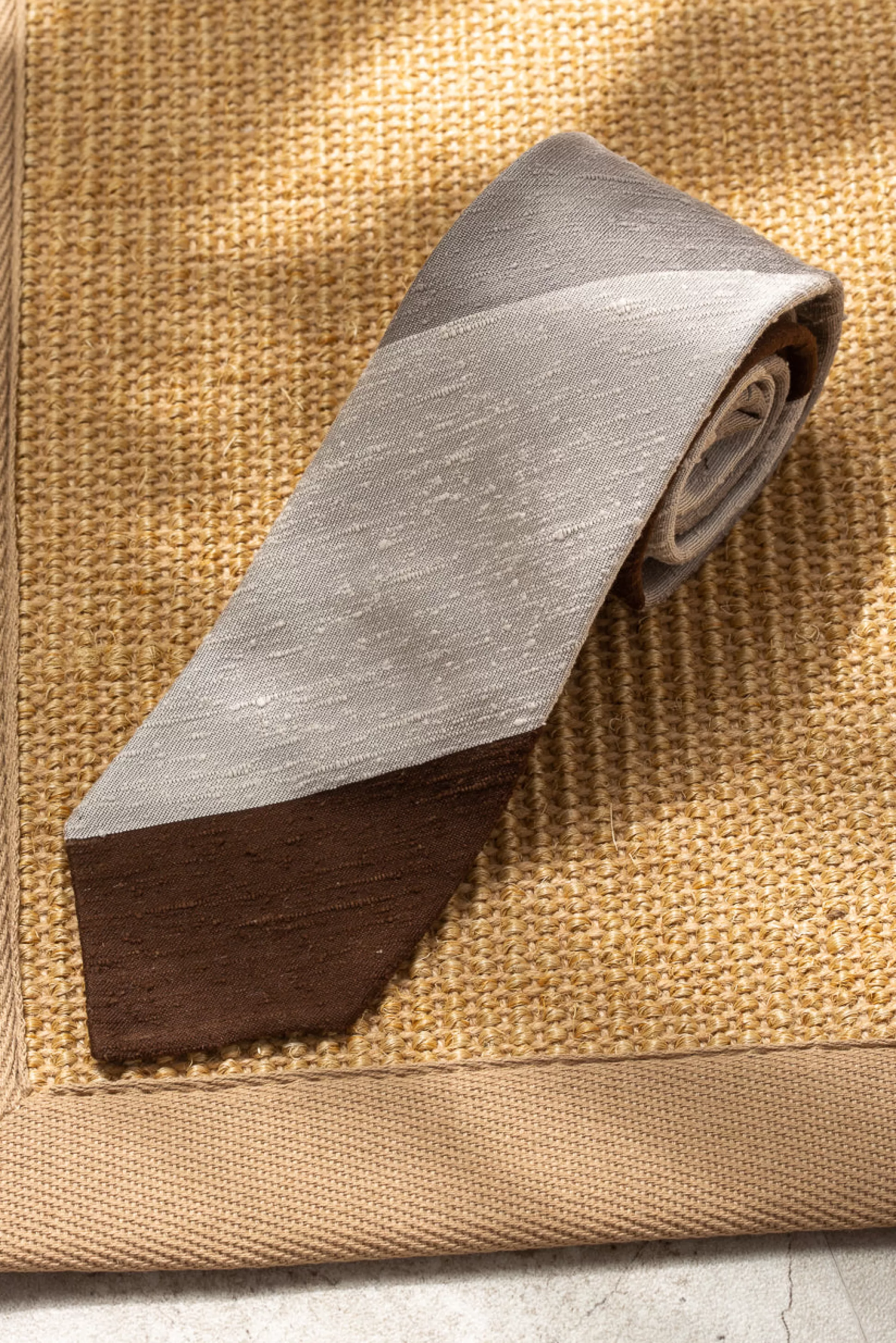 Cravatta in Shantung Grigio Antracite e Marrone Cioccolato · Fatto a Mano in Italia | Pini Parma