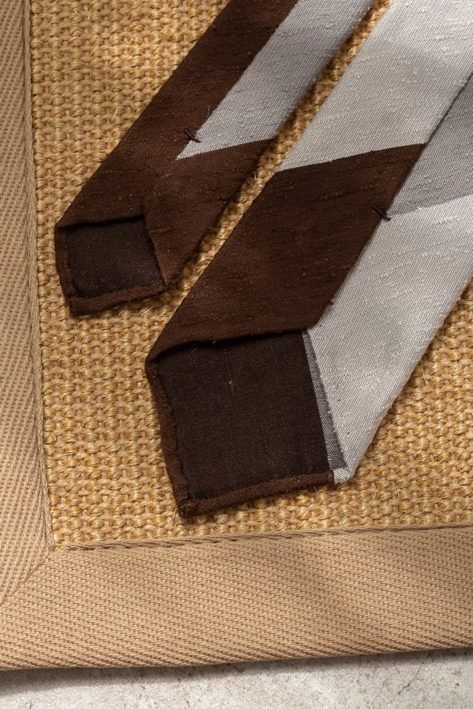 Cravatta in Shantung Grigio Antracite e Marrone Cioccolato · Fatto a Mano in Italia | Pini Parma