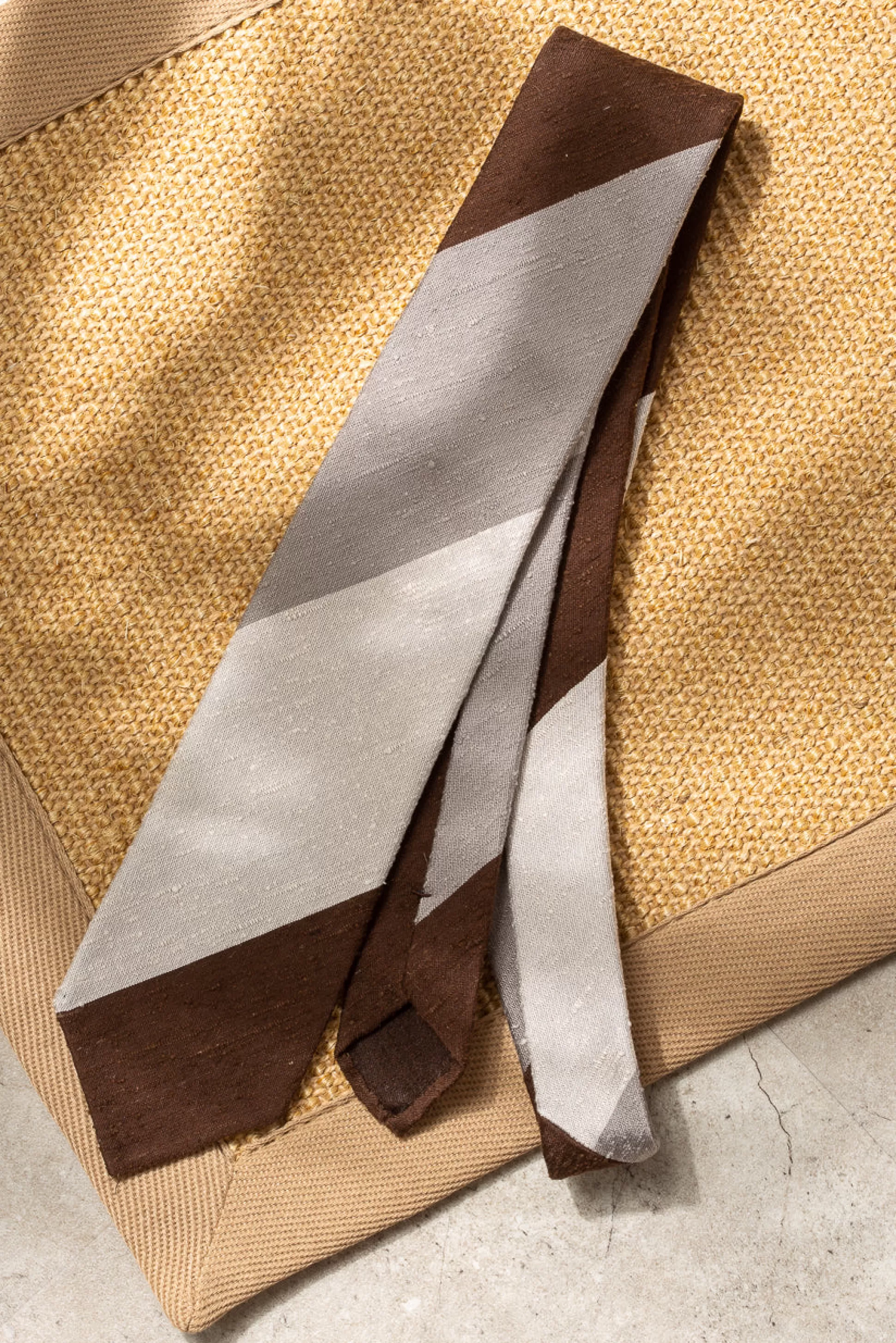 Cravatta in Shantung Grigio Antracite e Marrone Cioccolato · Fatto a Mano in Italia | Pini Parma