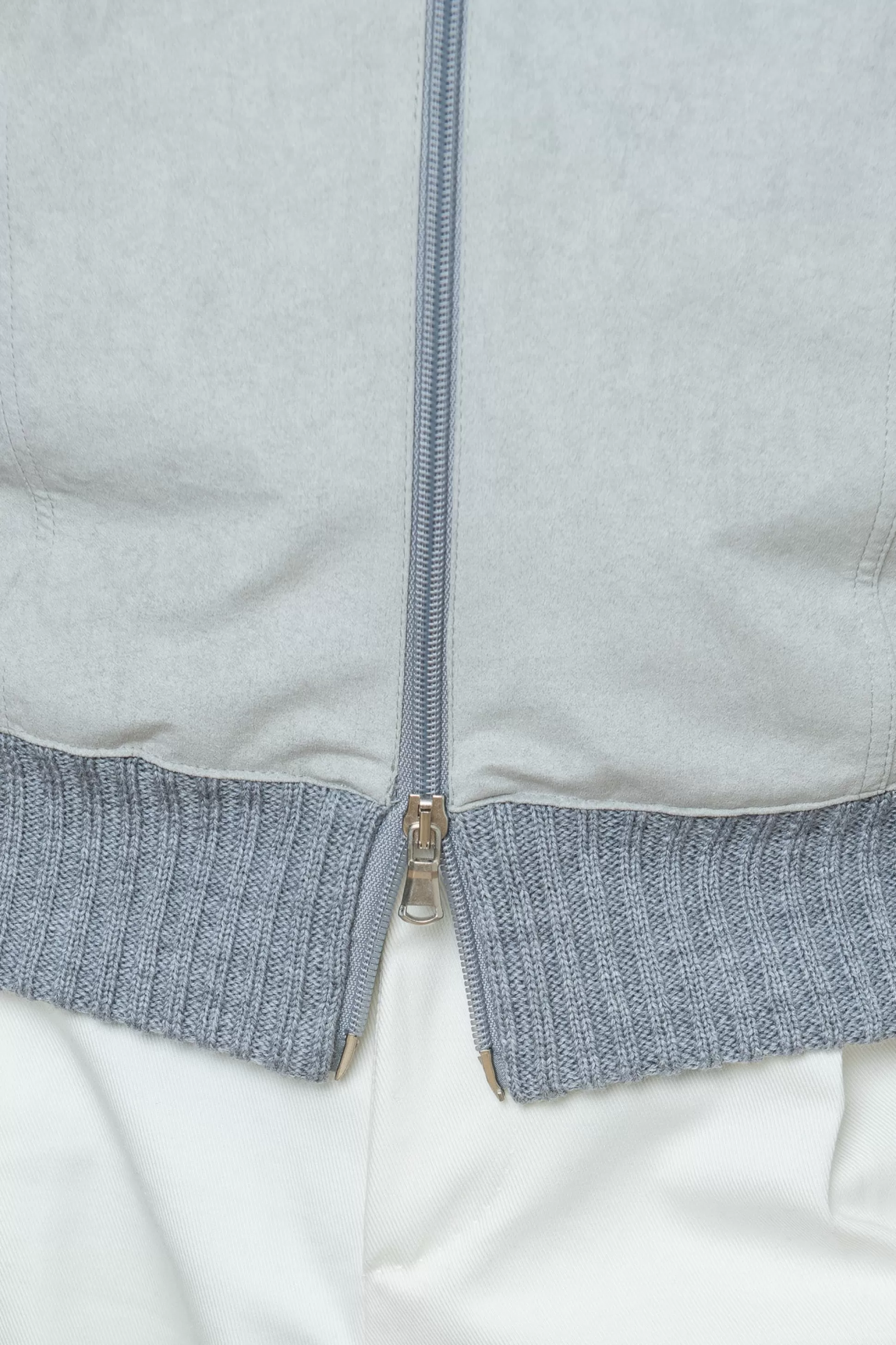 Cardigan Grigio Cenere e Grigio Chiaro - Lana Pregiata con Inserti in Alcantara - Prodotto Artigianalmente in Italia | Edizione Limitata Pini Parma