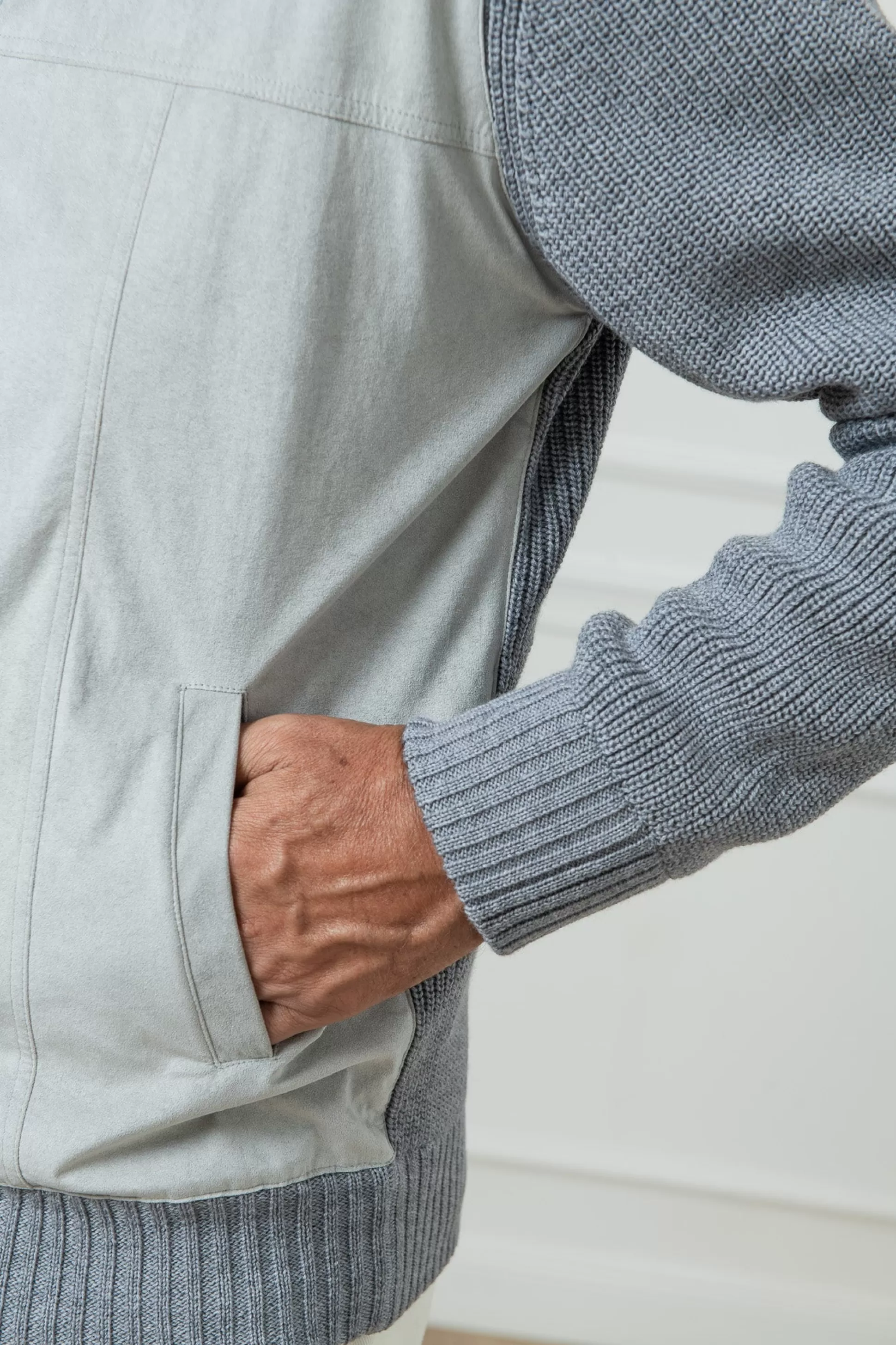 Cardigan Grigio Cenere e Grigio Chiaro - Lana Pregiata con Inserti in Alcantara - Prodotto Artigianalmente in Italia | Edizione Limitata Pini Parma