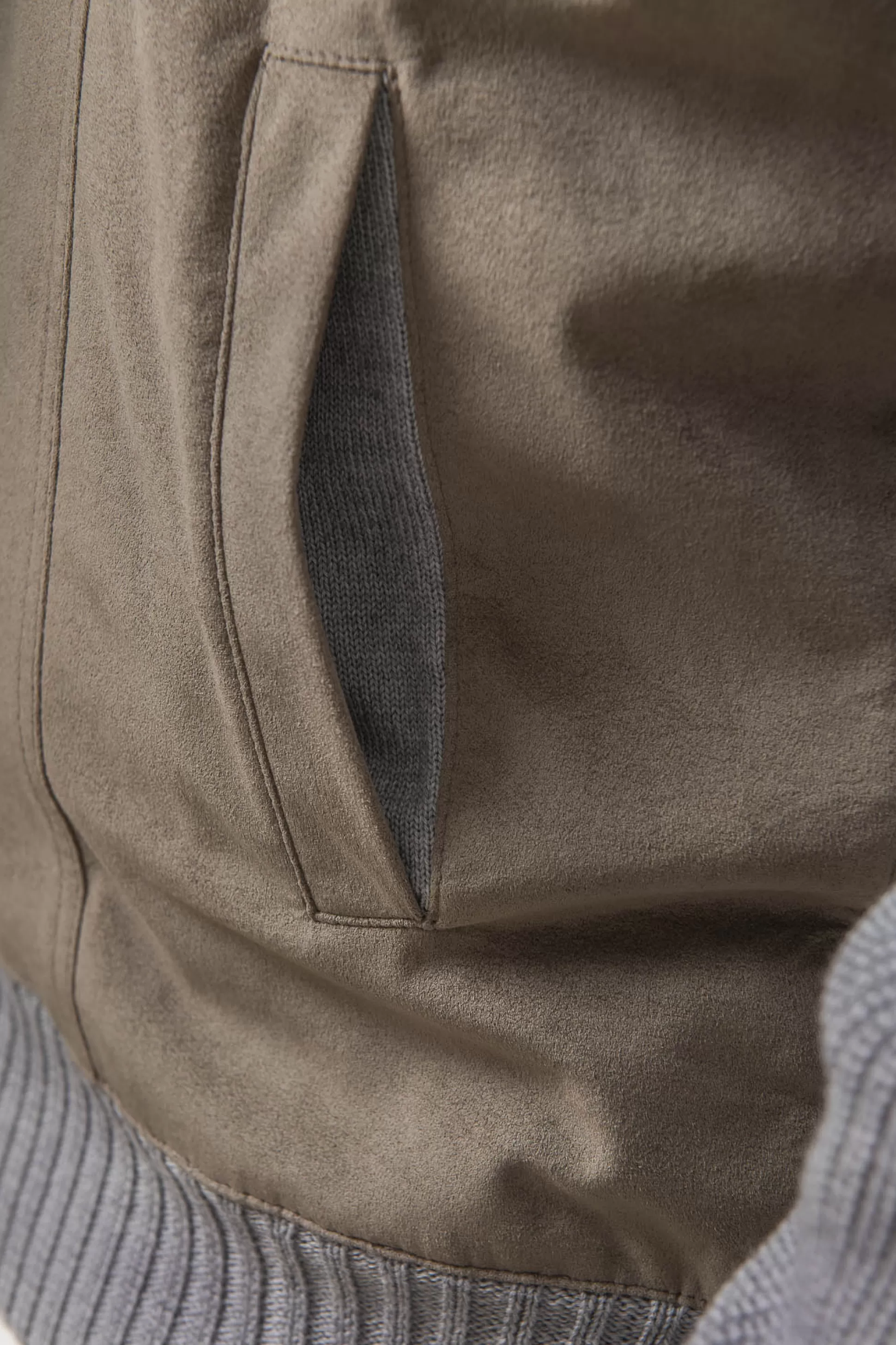 Cardigan Grigio e Taupe - Tessuto Premium in Alcantara con Lana - Prodotto Artigianalmente in Italia | Collezione Autunno Pini Parma