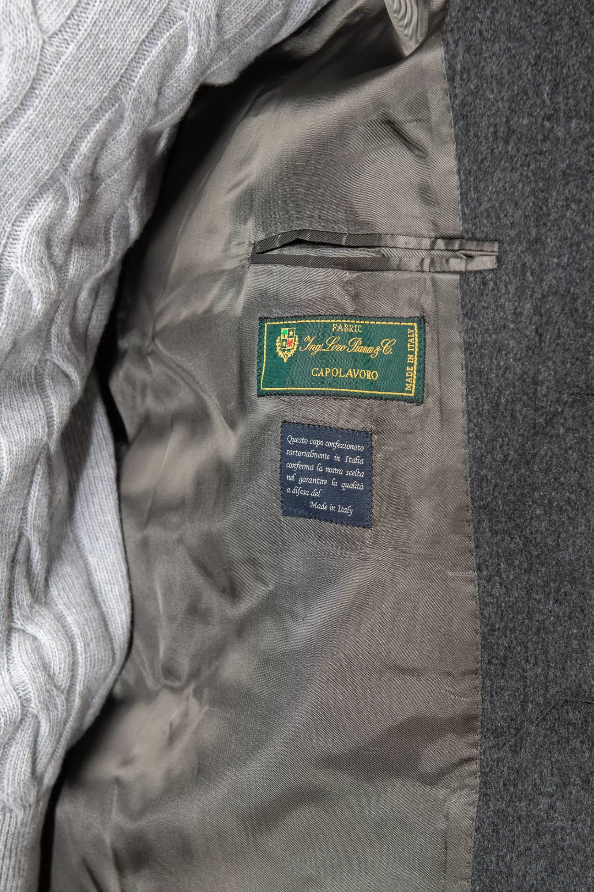 Cappotto Grigio Antracite Raglan in Pura Lana Loro Piana - Prodotto Artigianalmente in Italia | Pini Parma Boutique 

Scopri l'eleganza senza tempo con questo cappotto dal taglio moderno, realizzato in pregiatissima lana Loro Piana. Fatto a mano da maestri sarti italiani, un capo iconico per il tuo guardaroba d'autore. Disponibile presso il nostro atelier di Parma.