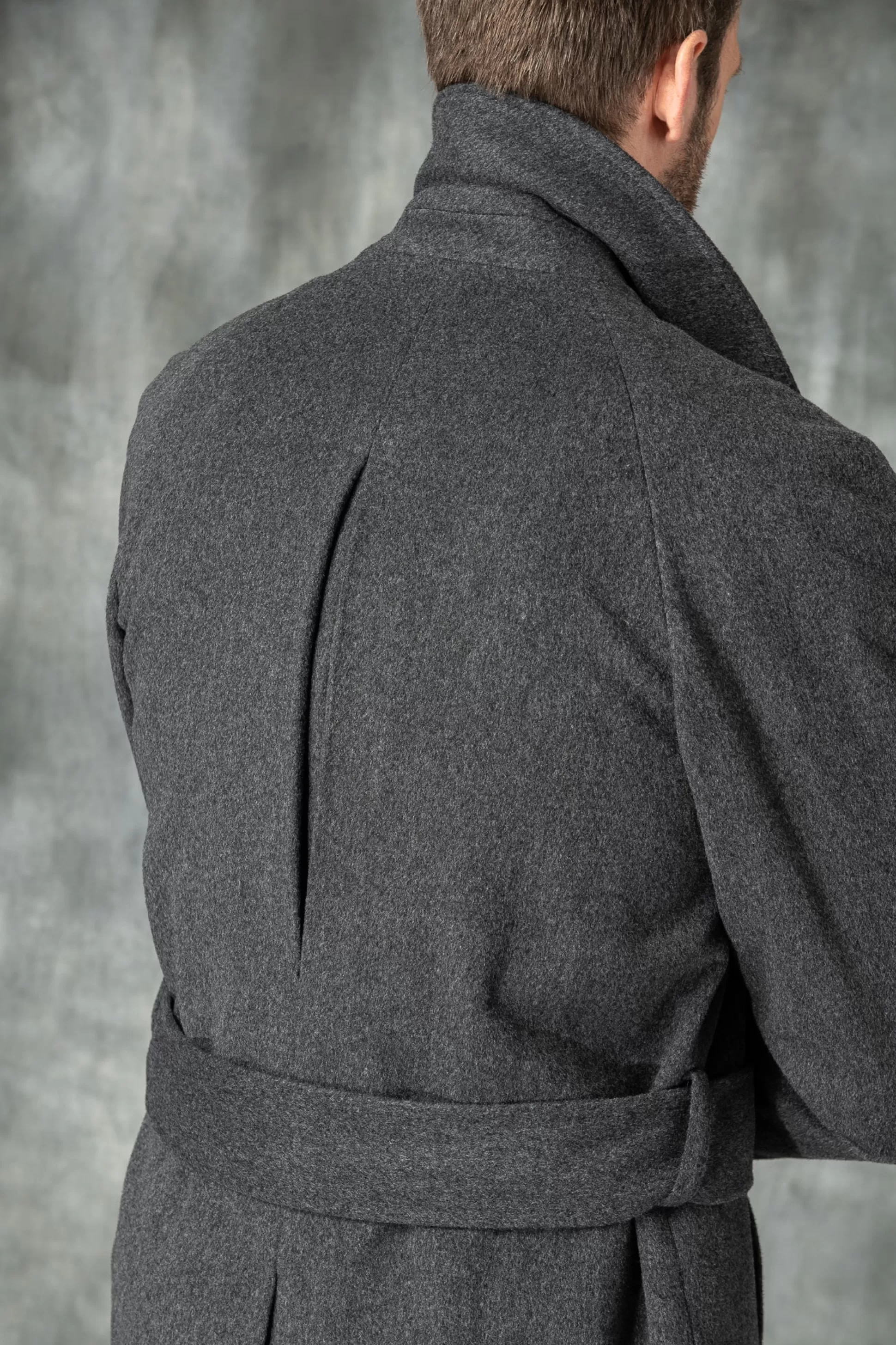 Cappotto Grigio Antracite Raglan in Pura Lana Loro Piana - Prodotto Artigianalmente in Italia | Pini Parma Boutique 

Scopri l'eleganza senza tempo con questo cappotto dal taglio moderno, realizzato in pregiatissima lana Loro Piana. Fatto a mano da maestri sarti italiani, un capo iconico per il tuo guardaroba d'autore. Disponibile presso il nostro atelier di Parma.