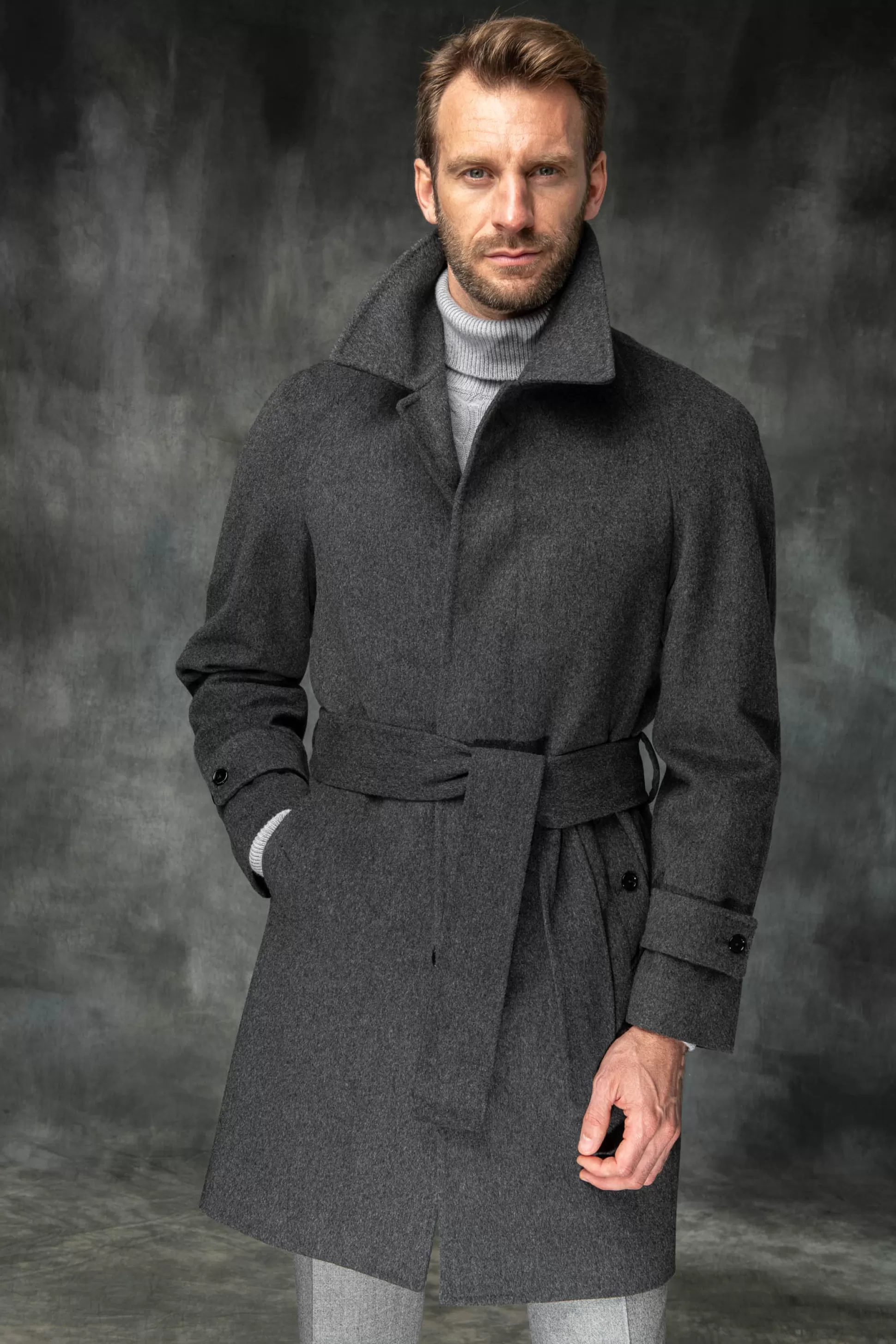 Cappotto Grigio Antracite Raglan in Pura Lana Loro Piana - Prodotto Artigianalmente in Italia | Pini Parma Boutique 

Scopri l'eleganza senza tempo con questo cappotto dal taglio moderno, realizzato in pregiatissima lana Loro Piana. Fatto a mano da maestri sarti italiani, un capo iconico per il tuo guardaroba d'autore. Disponibile presso il nostro atelier di Parma.