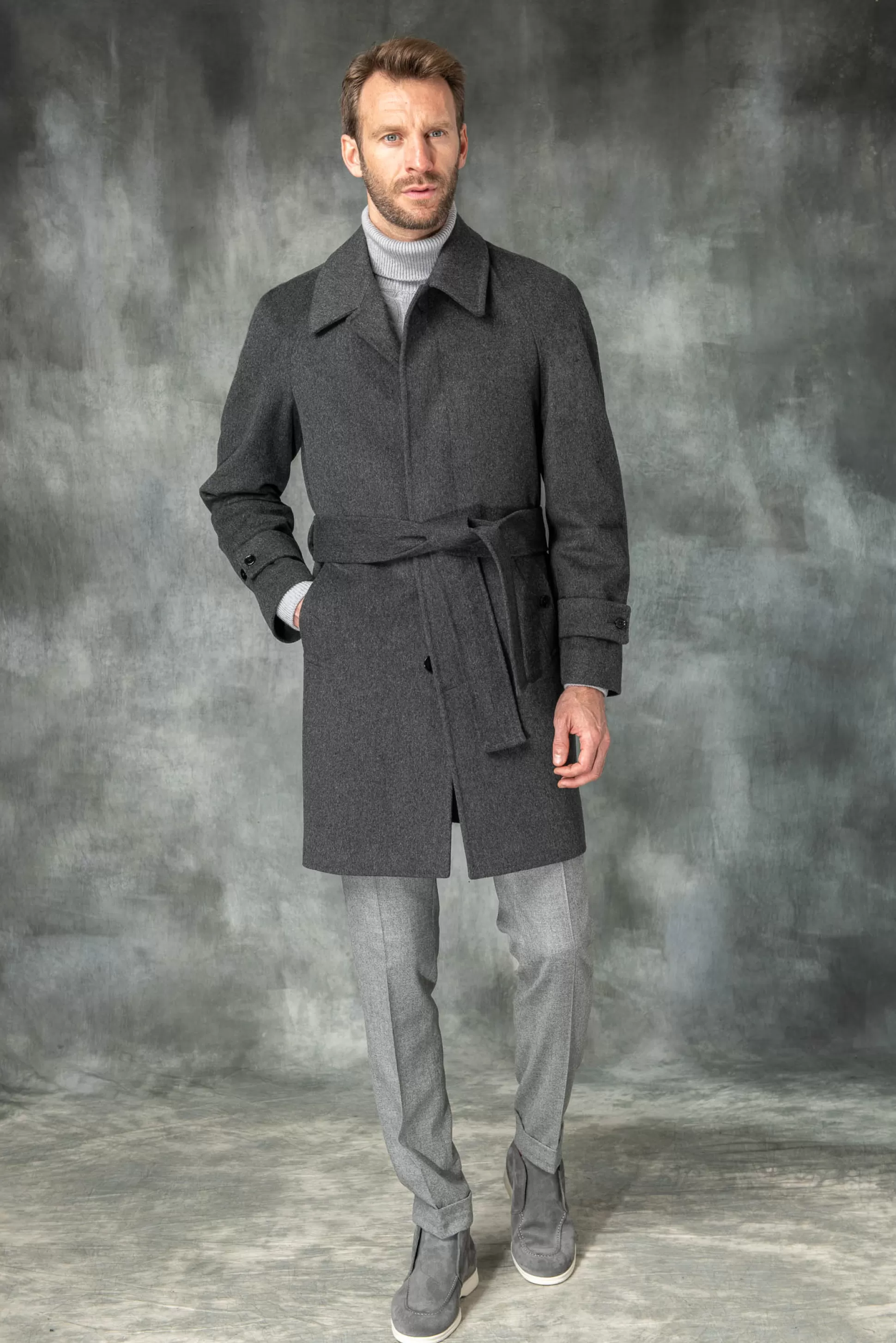 Cappotto Grigio Antracite Raglan in Pura Lana Loro Piana - Prodotto Artigianalmente in Italia | Pini Parma Boutique 

Scopri l'eleganza senza tempo con questo cappotto dal taglio moderno, realizzato in pregiatissima lana Loro Piana. Fatto a mano da maestri sarti italiani, un capo iconico per il tuo guardaroba d'autore. Disponibile presso il nostro atelier di Parma.