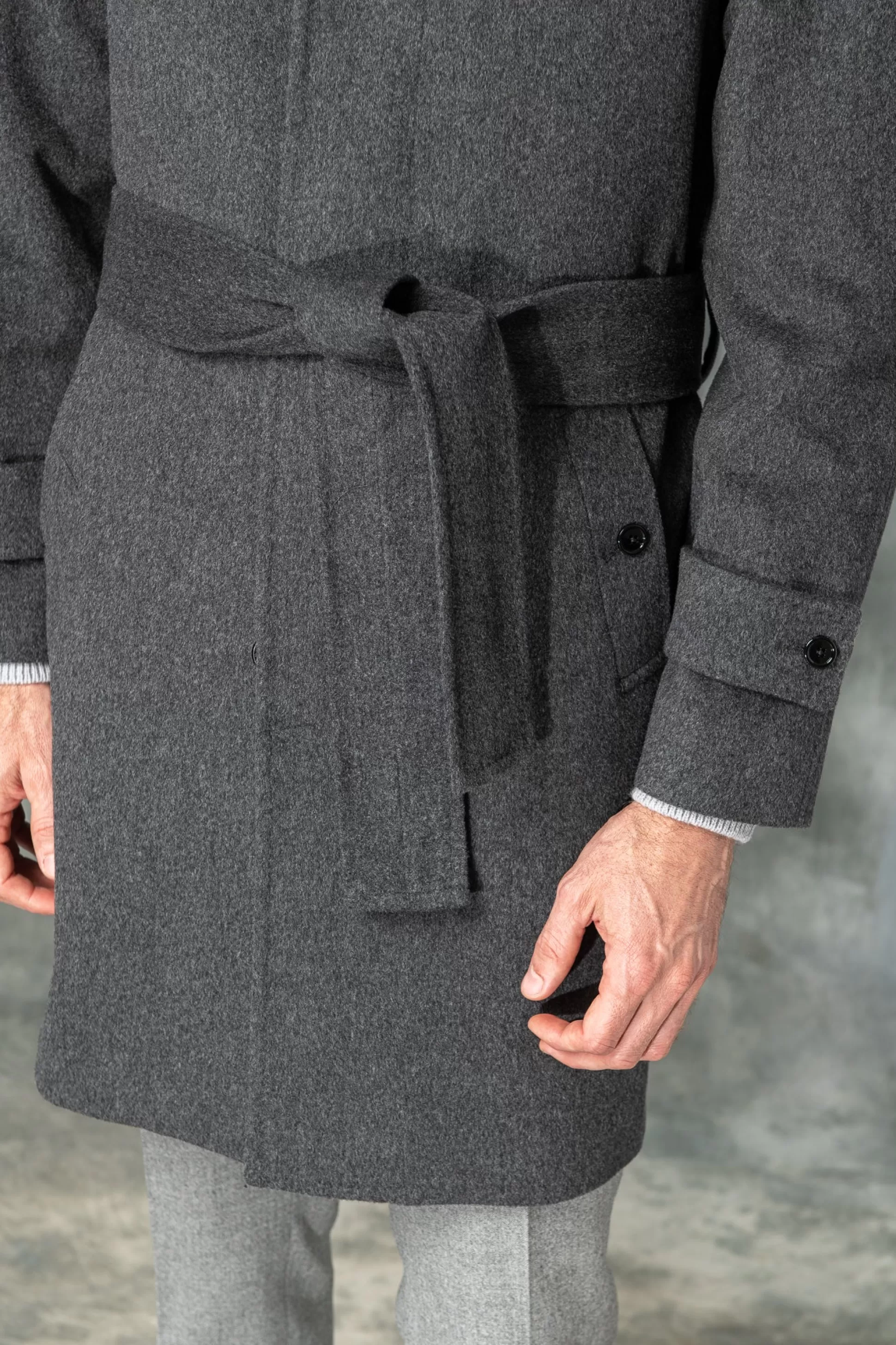 Cappotto Grigio Antracite Raglan in Pura Lana Loro Piana - Prodotto Artigianalmente in Italia | Pini Parma Boutique 

Scopri l'eleganza senza tempo con questo cappotto dal taglio moderno, realizzato in pregiatissima lana Loro Piana. Fatto a mano da maestri sarti italiani, un capo iconico per il tuo guardaroba d'autore. Disponibile presso il nostro atelier di Parma.