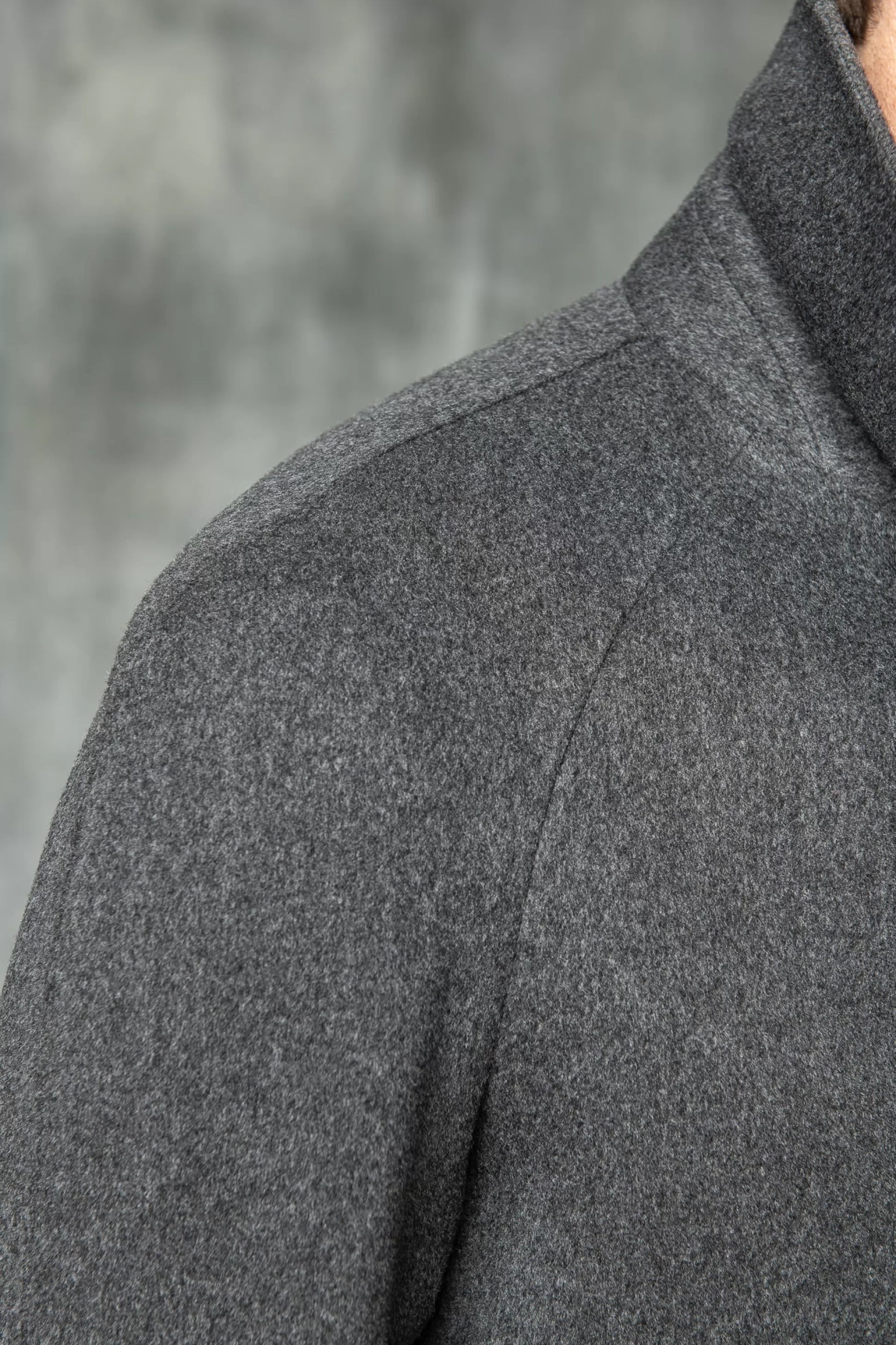 Cappotto Grigio Antracite Raglan in Pura Lana Loro Piana - Prodotto Artigianalmente in Italia | Pini Parma Boutique 

Scopri l'eleganza senza tempo con questo cappotto dal taglio moderno, realizzato in pregiatissima lana Loro Piana. Fatto a mano da maestri sarti italiani, un capo iconico per il tuo guardaroba d'autore. Disponibile presso il nostro atelier di Parma.