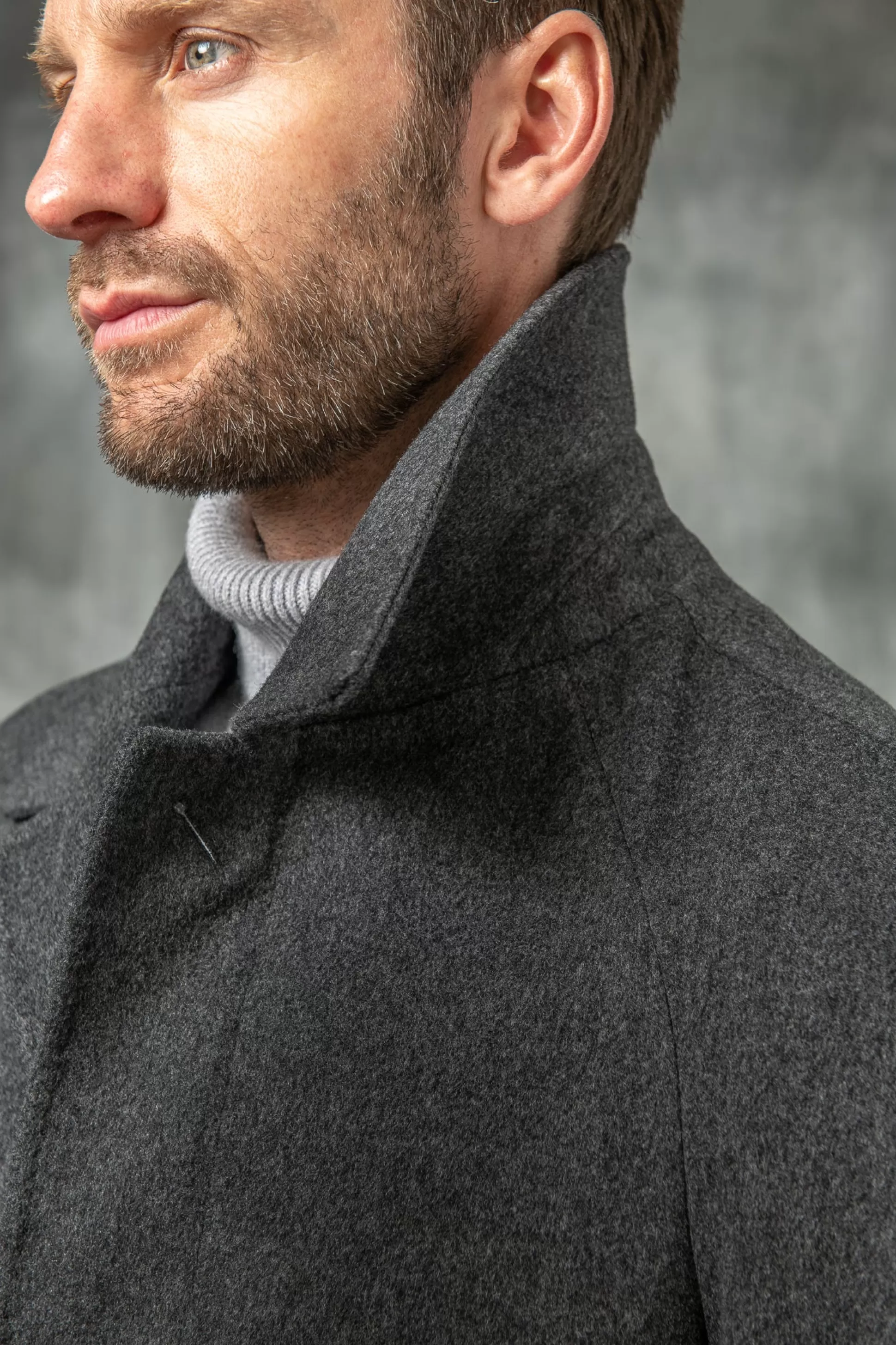 Cappotto Grigio Antracite Raglan in Pura Lana Loro Piana - Prodotto Artigianalmente in Italia | Pini Parma Boutique 

Scopri l'eleganza senza tempo con questo cappotto dal taglio moderno, realizzato in pregiatissima lana Loro Piana. Fatto a mano da maestri sarti italiani, un capo iconico per il tuo guardaroba d'autore. Disponibile presso il nostro atelier di Parma.