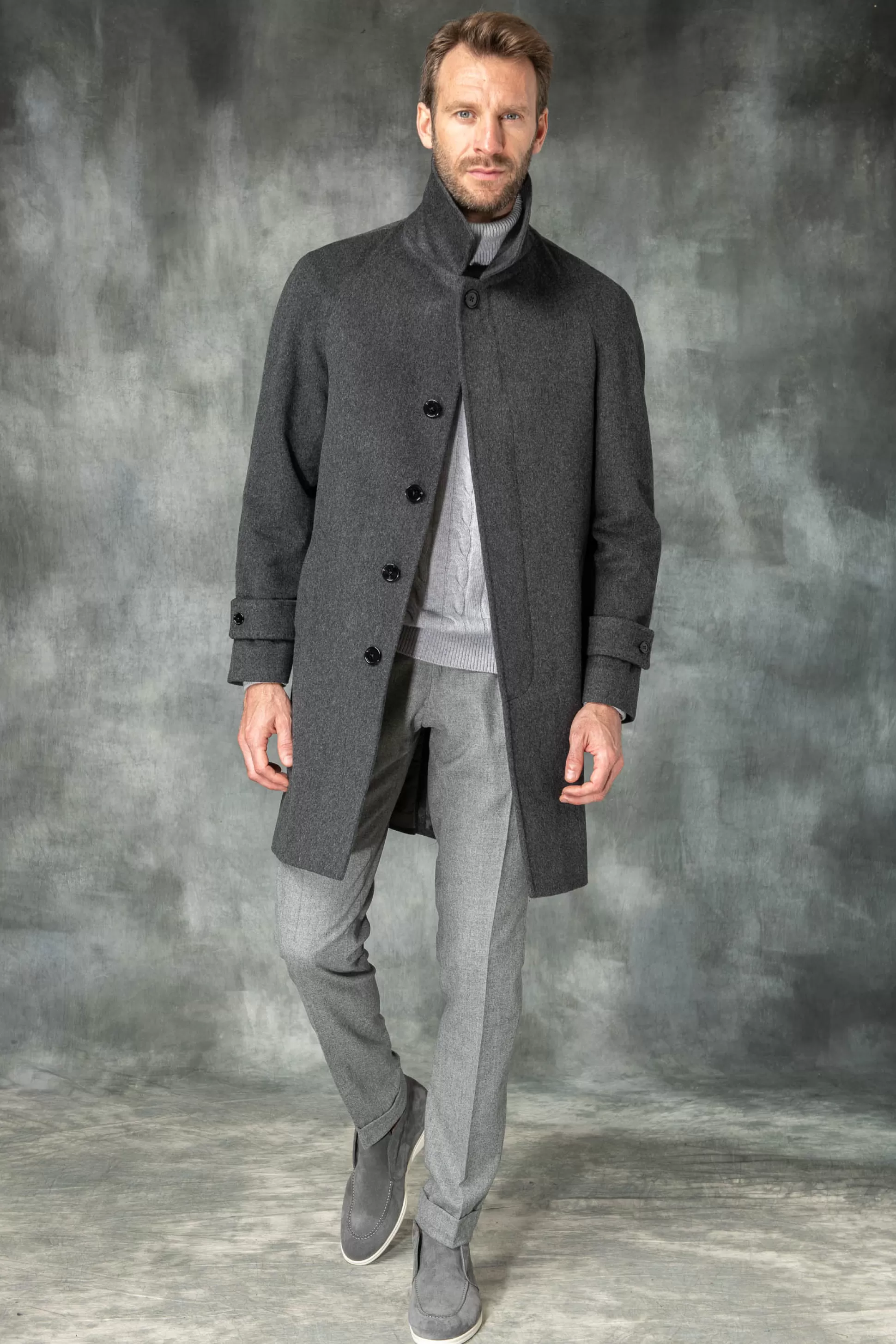 Cappotto Grigio Antracite Raglan in Pura Lana Loro Piana - Prodotto Artigianalmente in Italia | Pini Parma Boutique 

Scopri l'eleganza senza tempo con questo cappotto dal taglio moderno, realizzato in pregiatissima lana Loro Piana. Fatto a mano da maestri sarti italiani, un capo iconico per il tuo guardaroba d'autore. Disponibile presso il nostro atelier di Parma.
