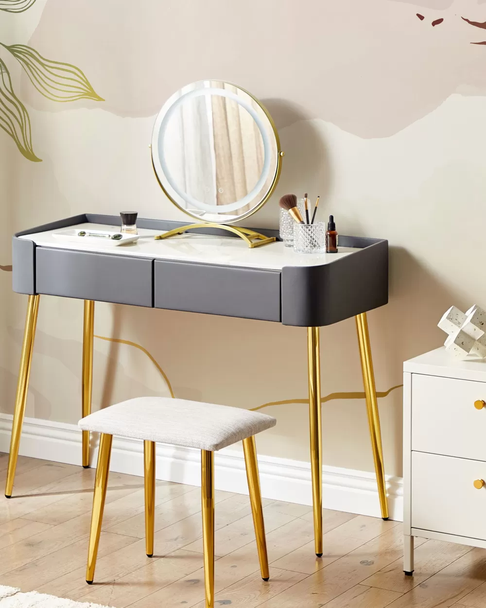 Cassettiera Elegante con Specchio LED, 2 Cassetti e Panchetta – Design Moderno in Grigio/Dorato, Beliani Surin