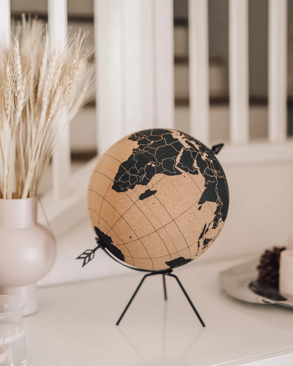 Beliani Pallone da Gioco con Design Unico con Mappa - 35 cm Diametro, Colori Marrone/Nero, Ideale per Interni ed Esterni - Battuta Resistente per Divertimento Senza Fine