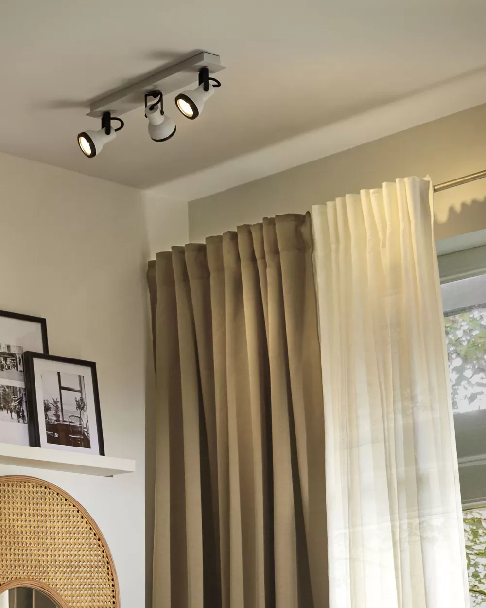 Lampadario Beliani a 3 luci sospeso | Struttura in ferro con finitura bicolore bianco/nero | Design industriale moderno per soggiorno o cucina